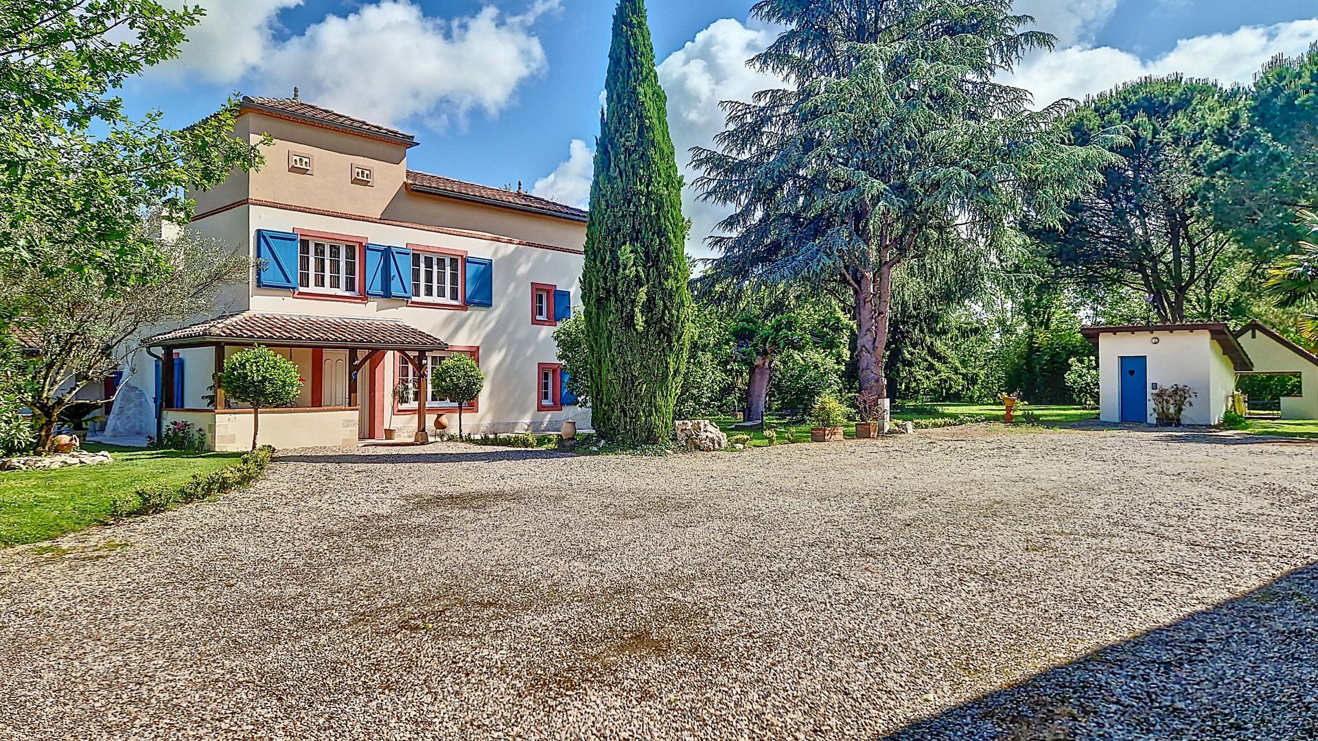 Photo 4 of the listing.