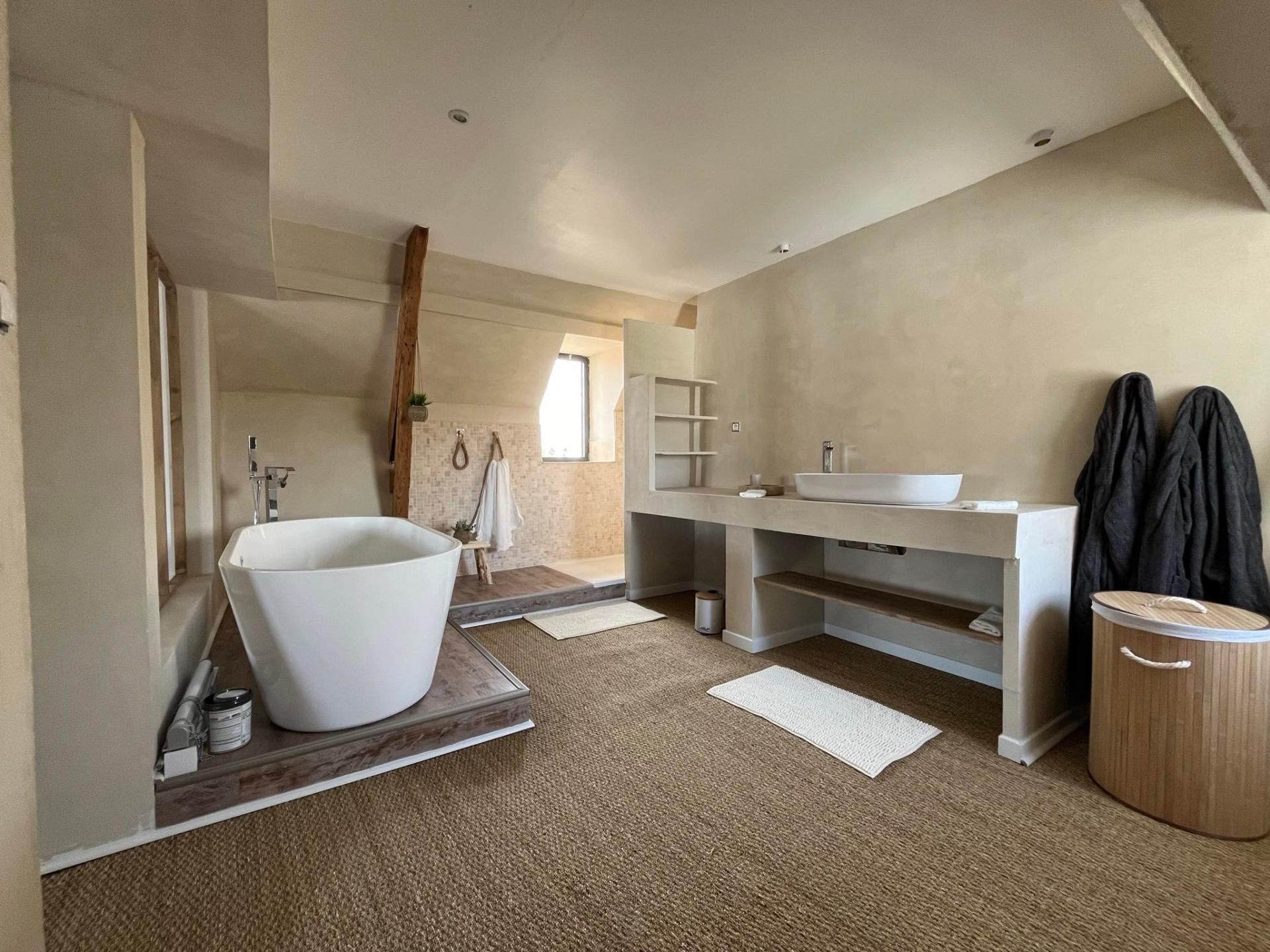 Photo 5 of the listing.