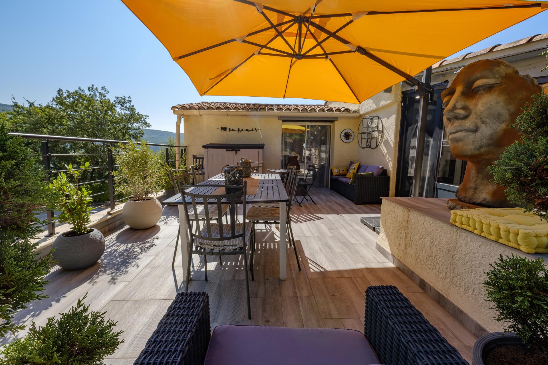 Photo 4 of the listing.