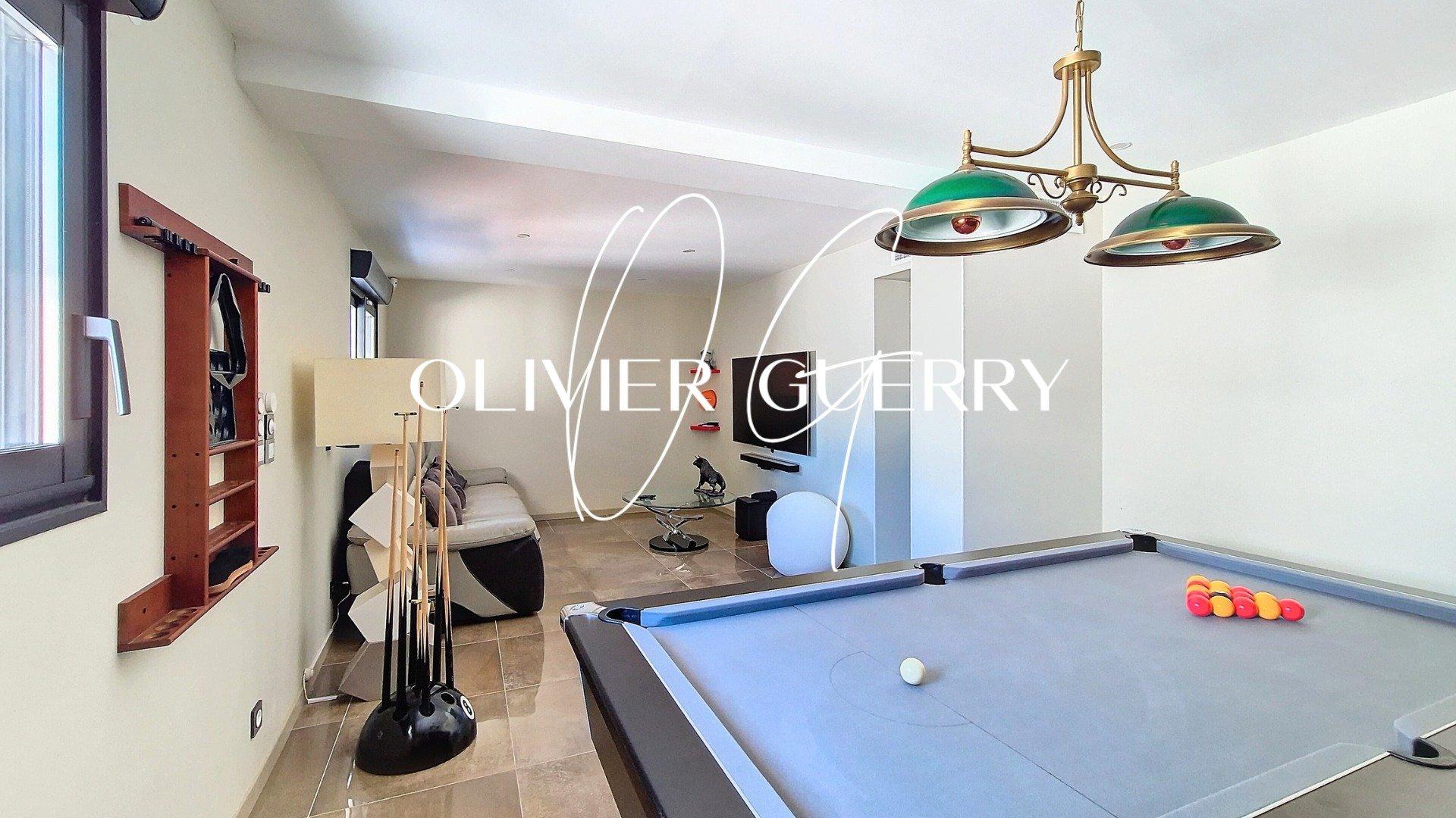 Photo 8 of the listing.