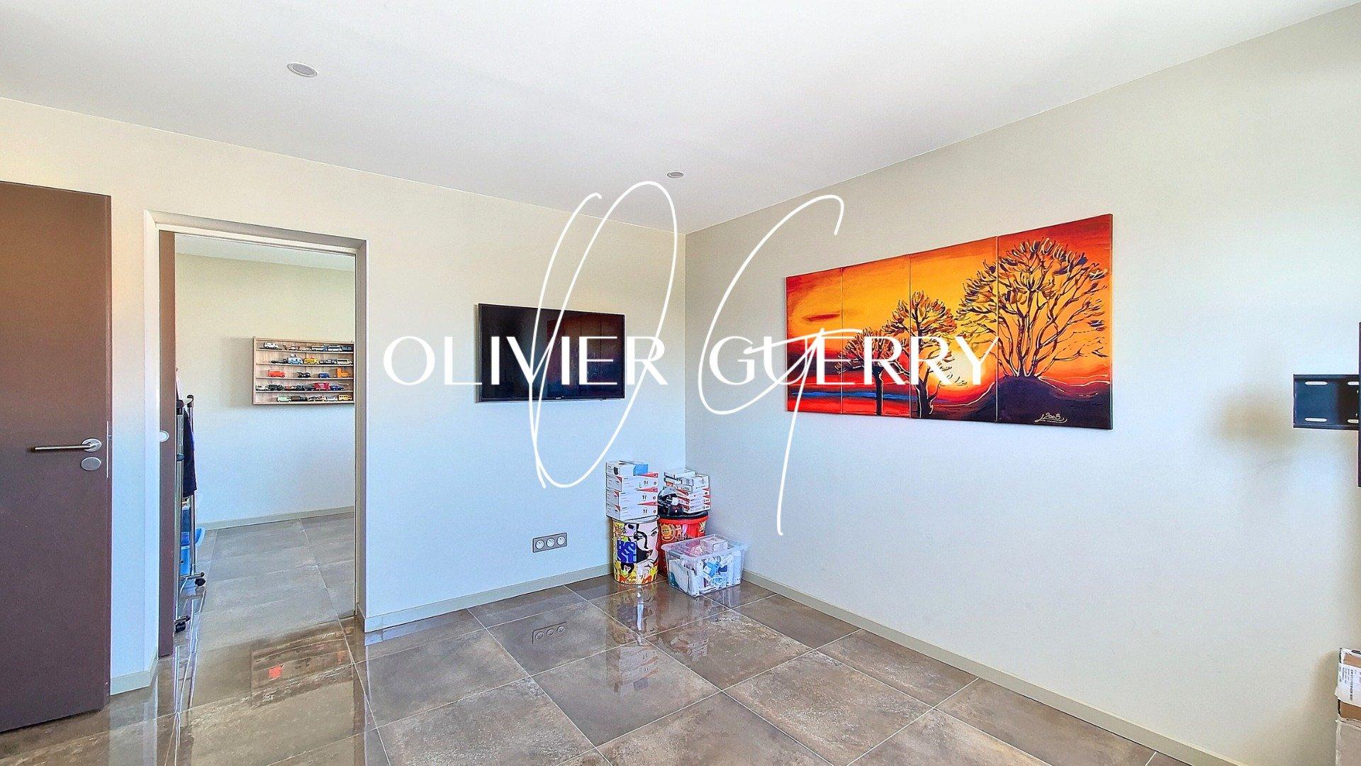 Photo 11 of the listing.