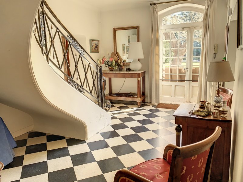 Photo 2 of the listing.