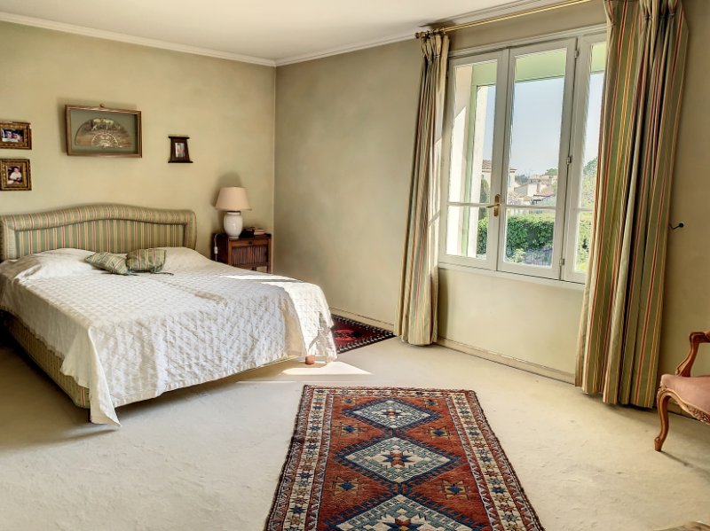 Photo 5 of the listing.