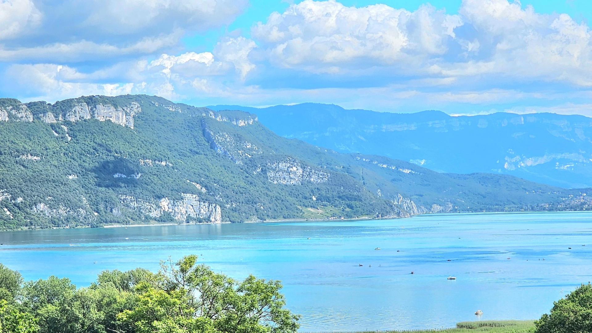 Photo 2 of the listing.