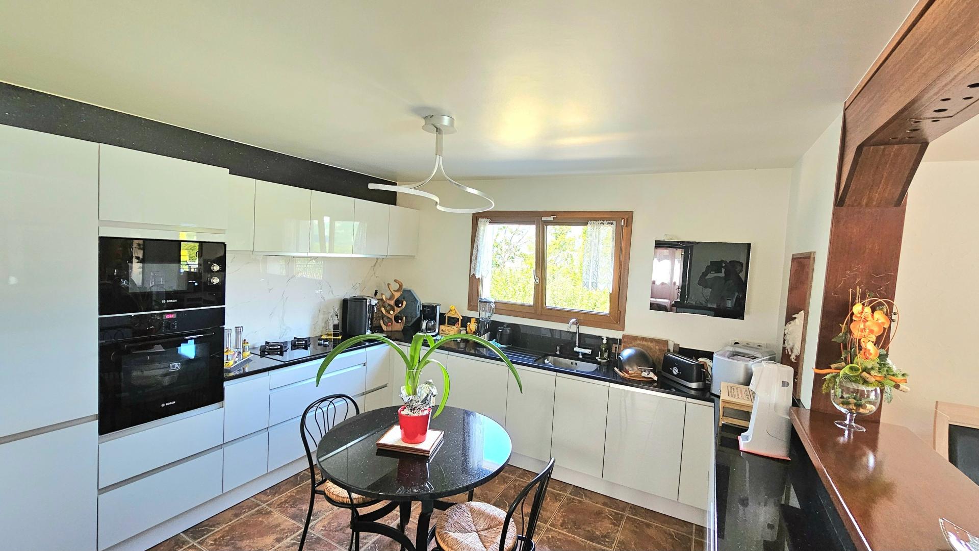 Photo 4 of the listing.