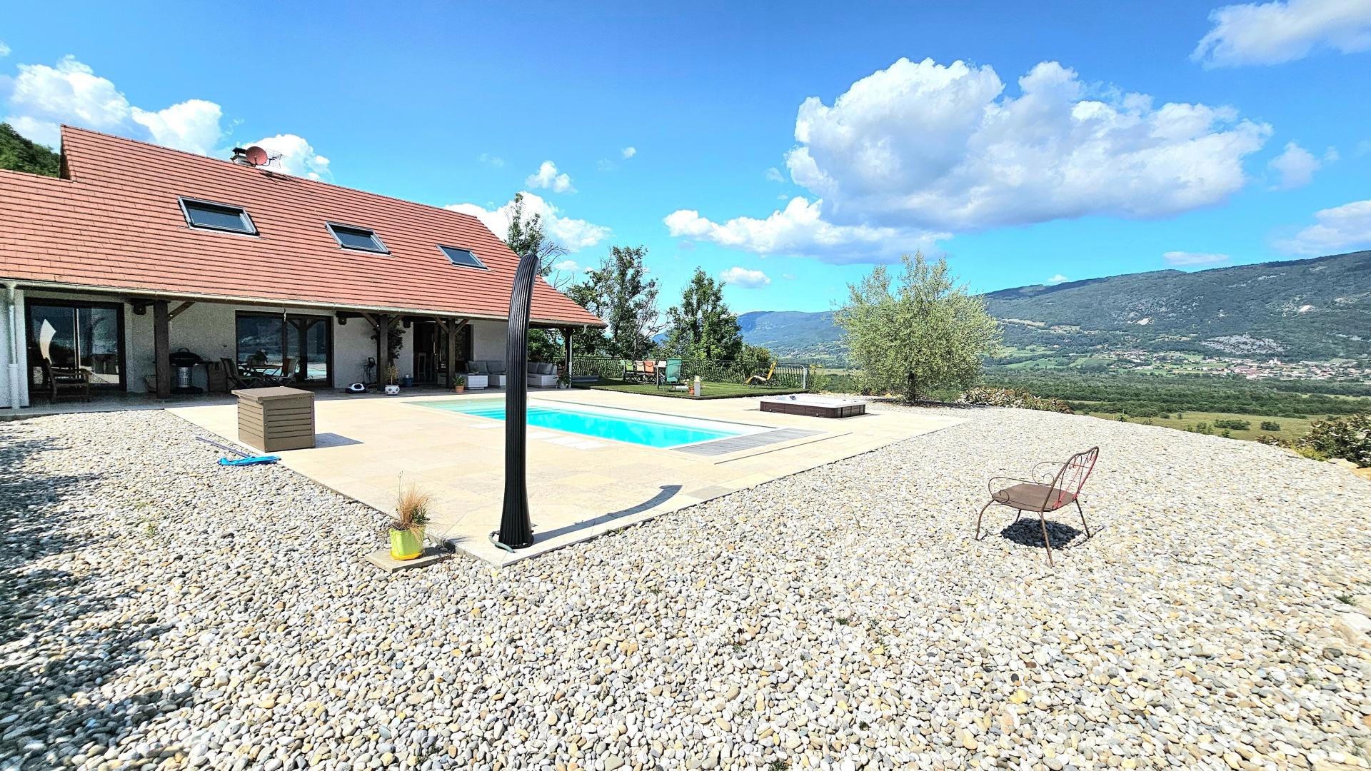 Photo 3 of the listing.