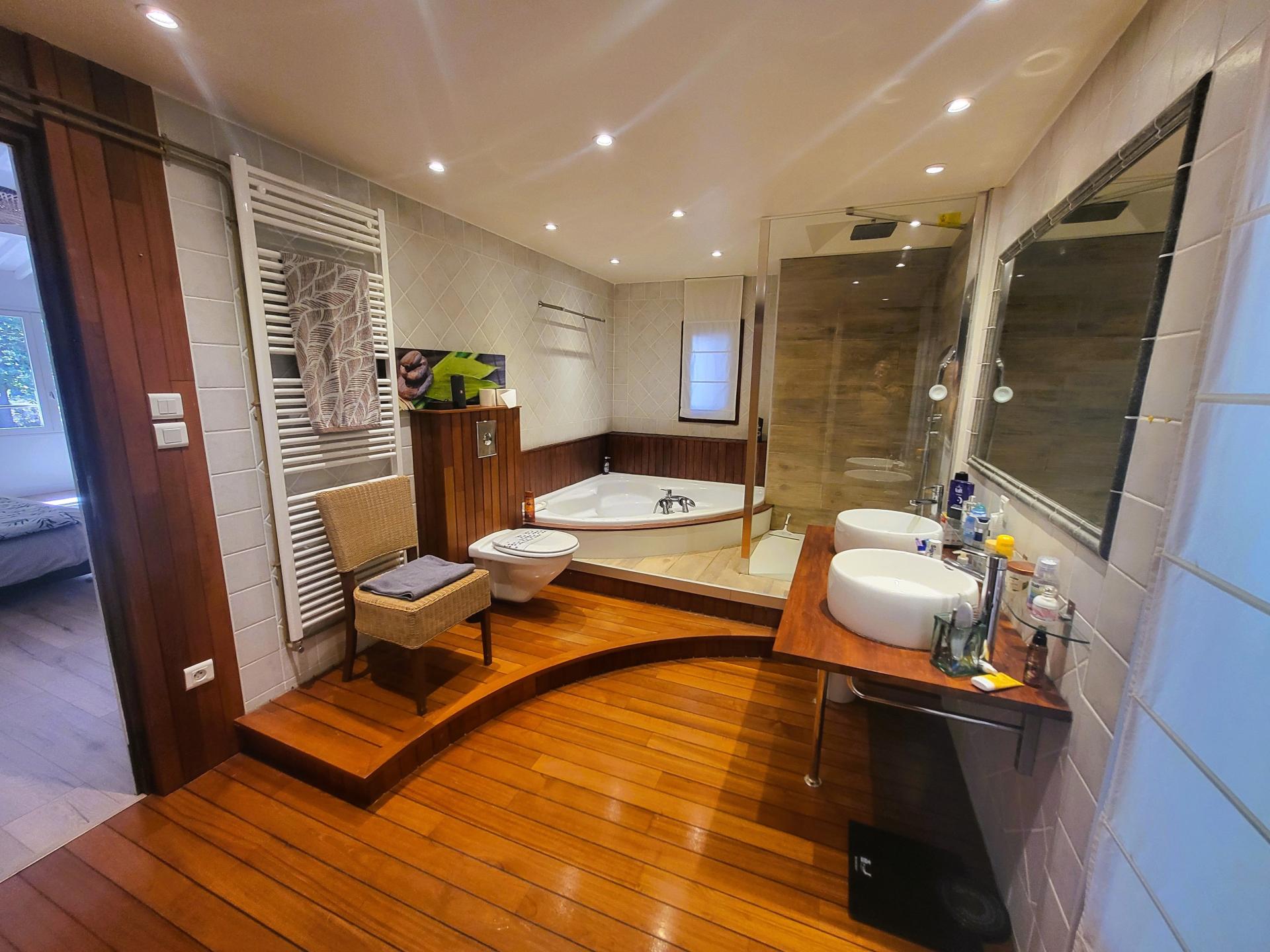 Photo 11 of the listing.