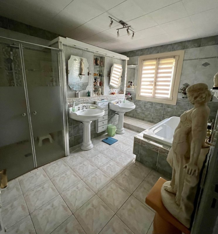 Photo 11 of the listing.