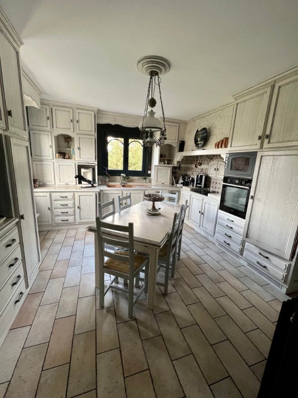 Photo 7 of the listing.