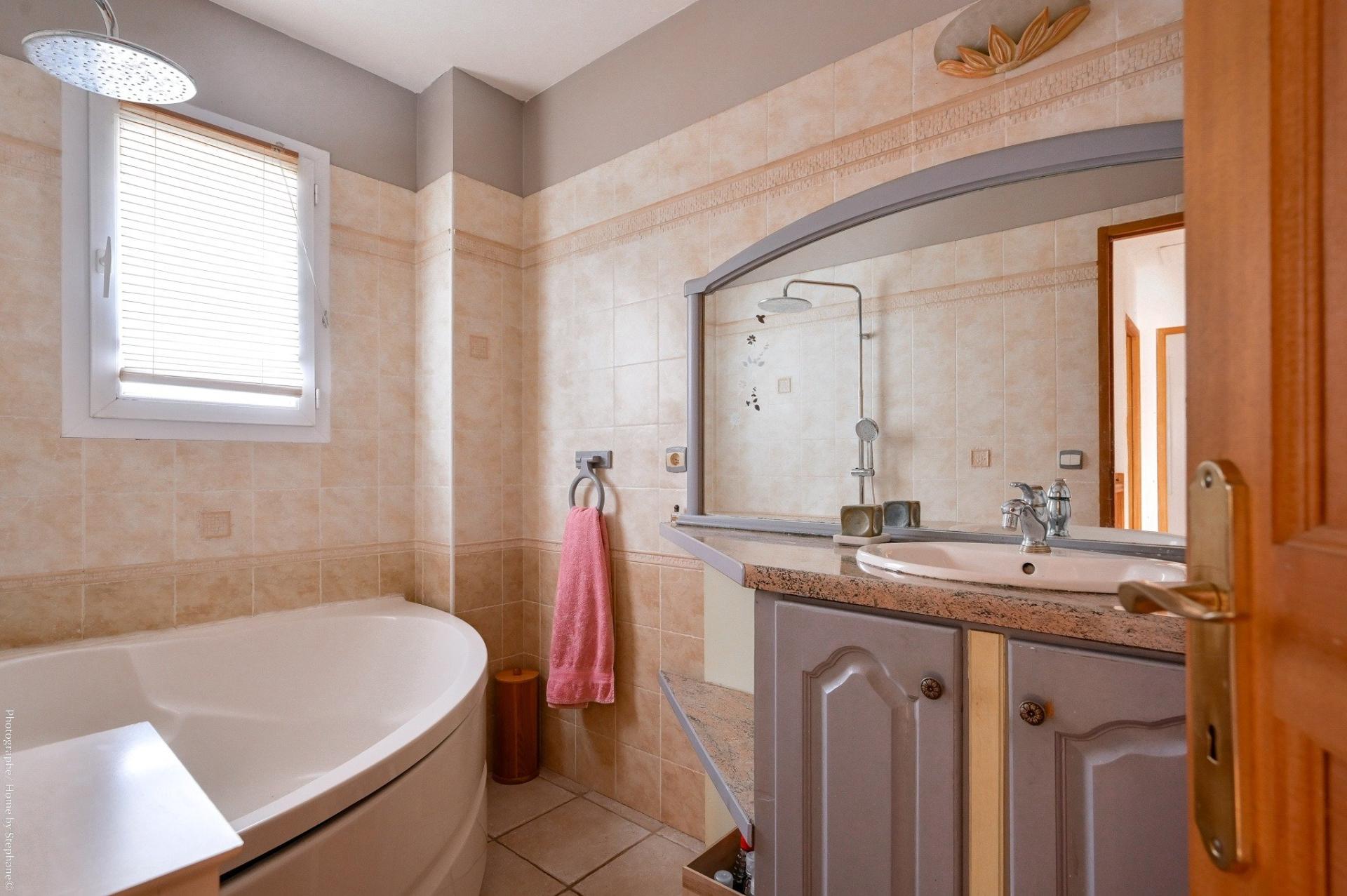 Photo 10 of the listing.