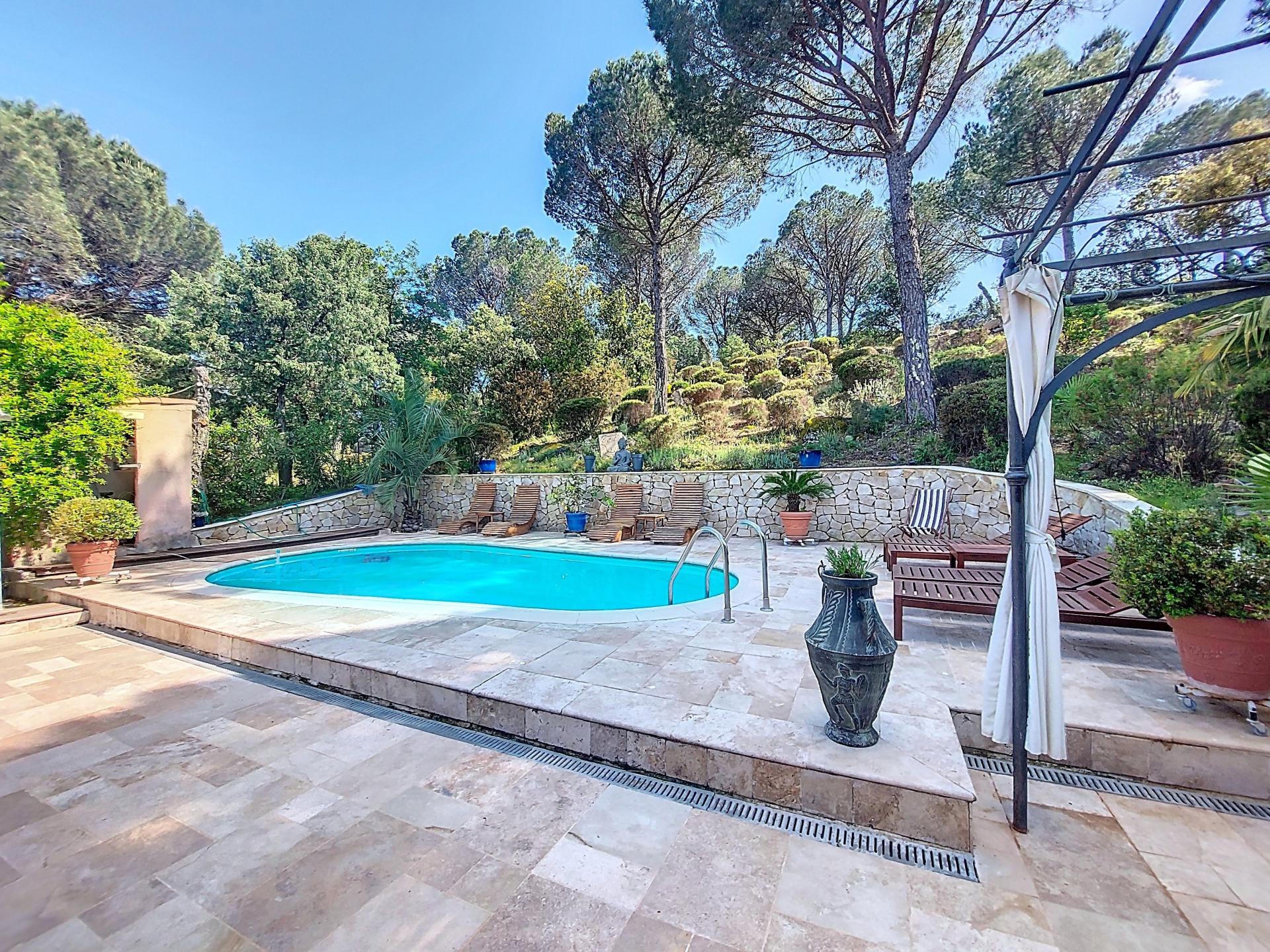 Photo 2 of the listing.