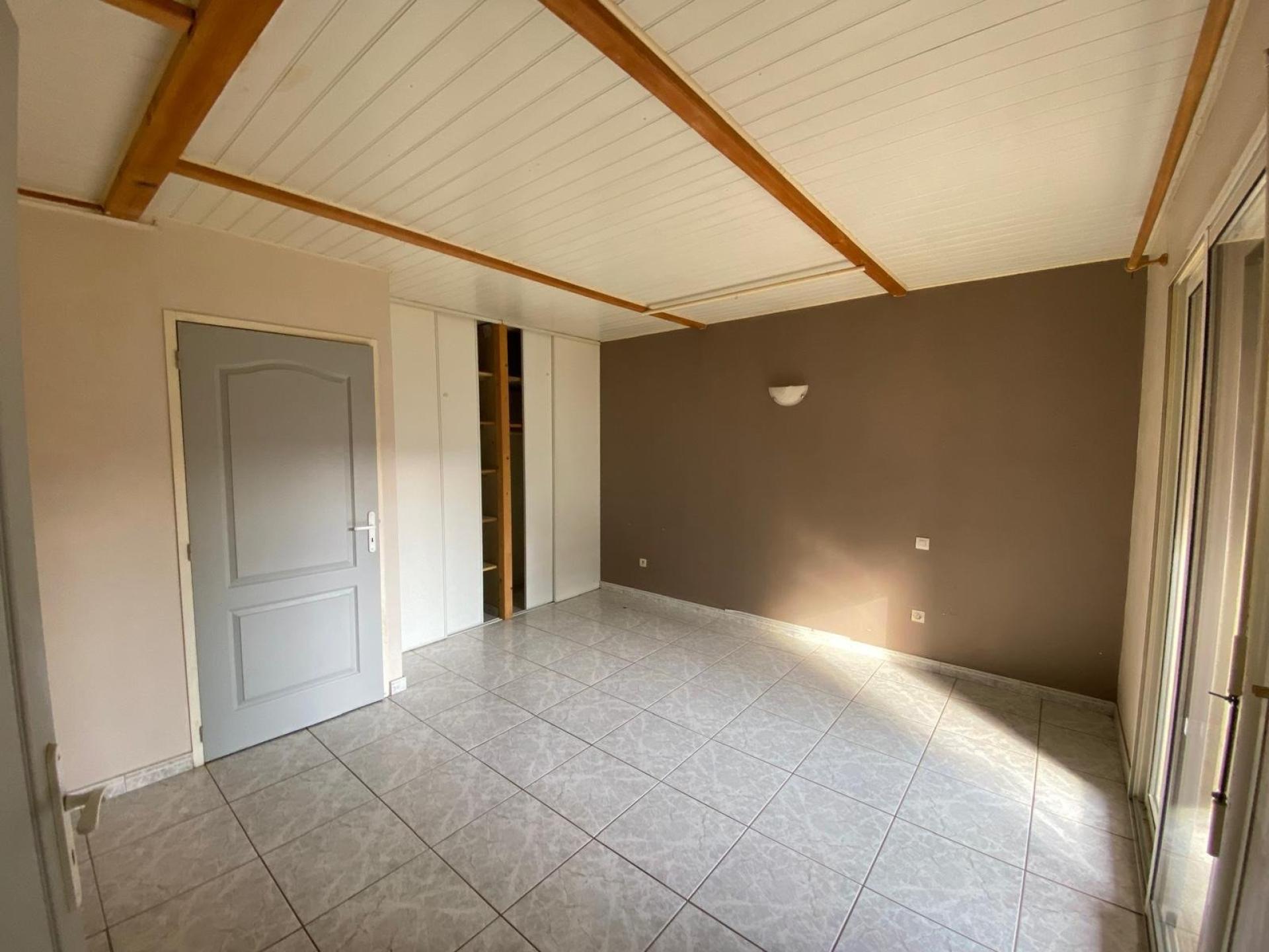 Photo 11 of the listing.