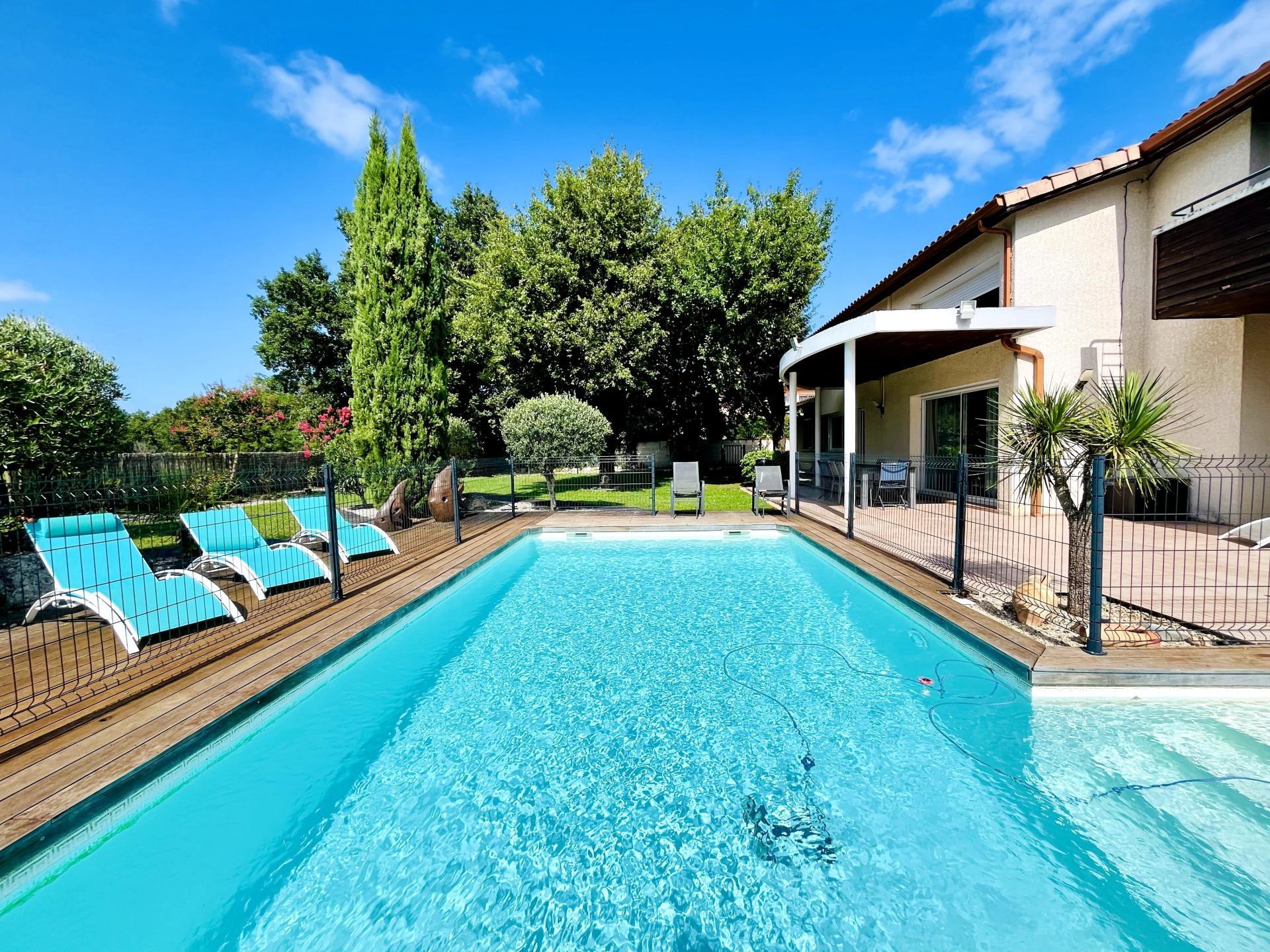 Photo 2 of the listing.