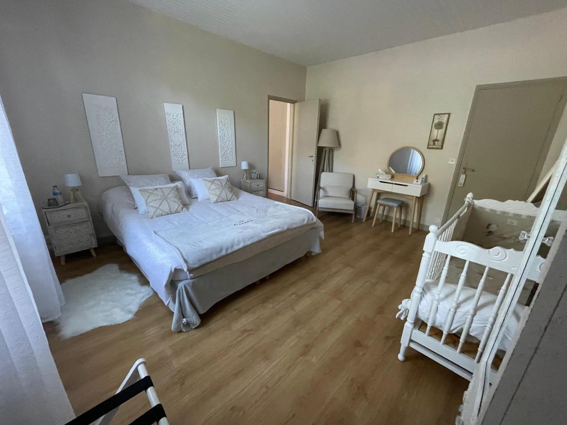 Photo 5 of the listing.