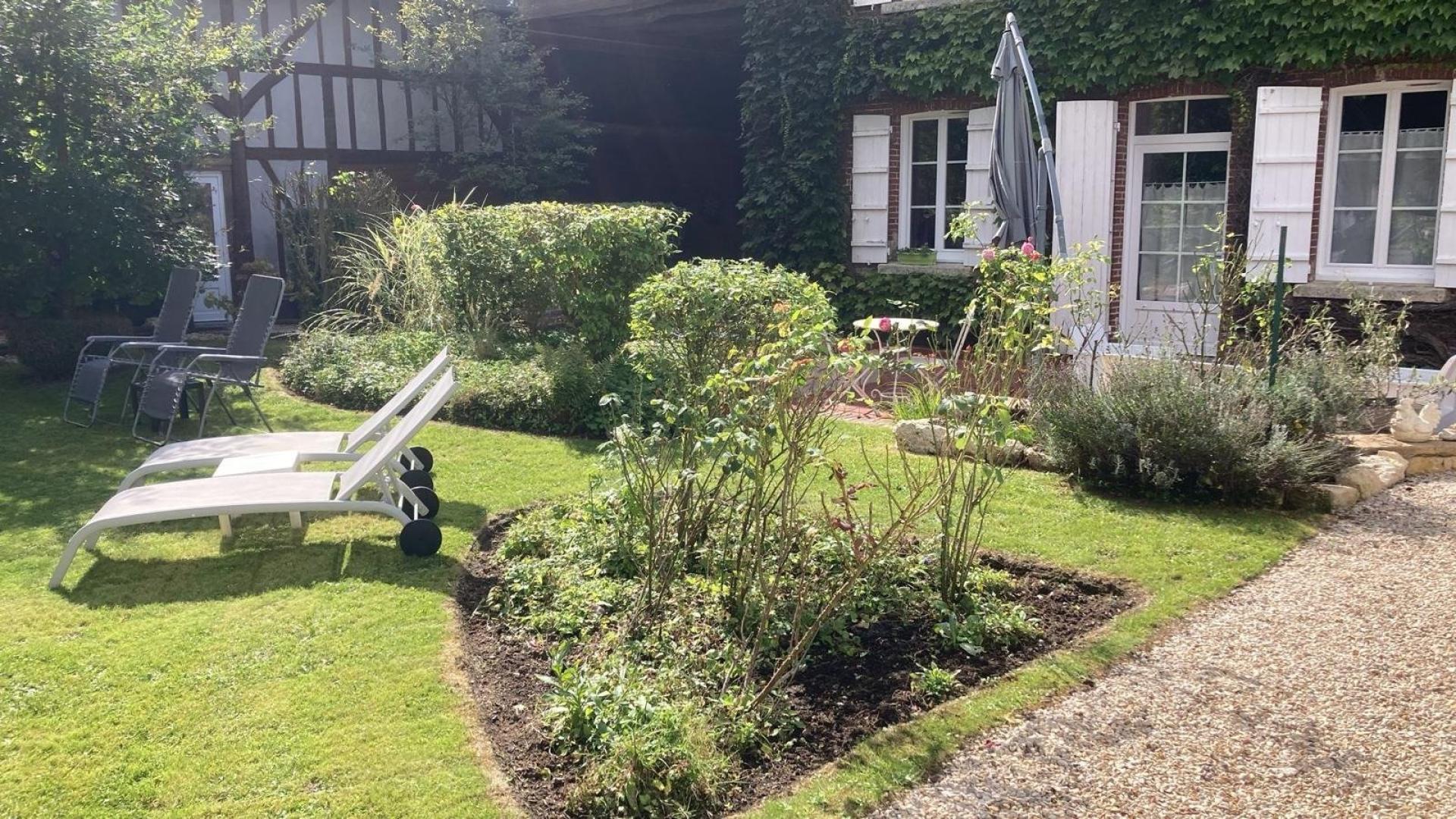 Photo 2 of the listing.