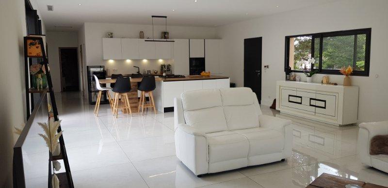 Photo 6 of the listing.