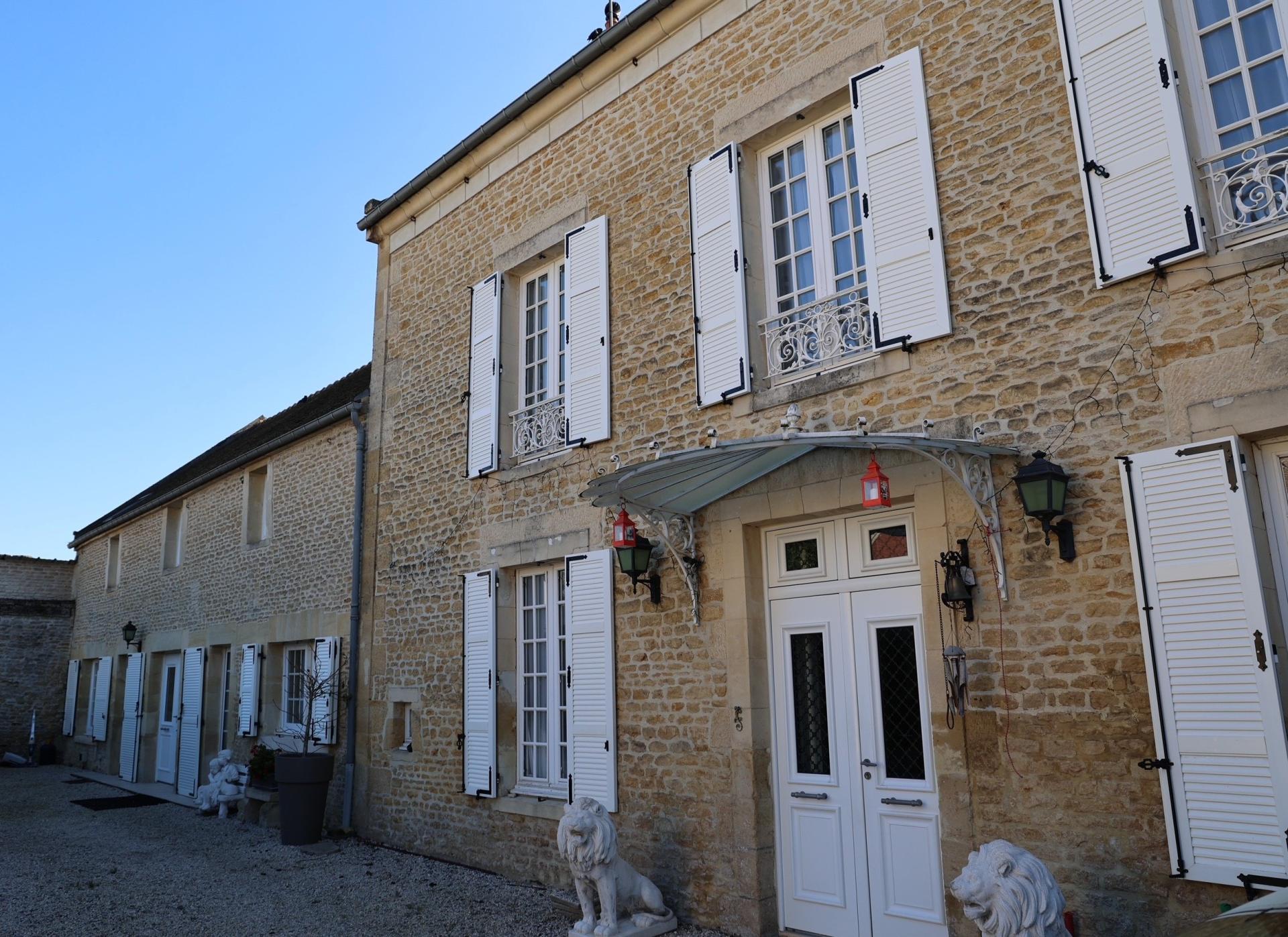 Photo 2 of the listing.