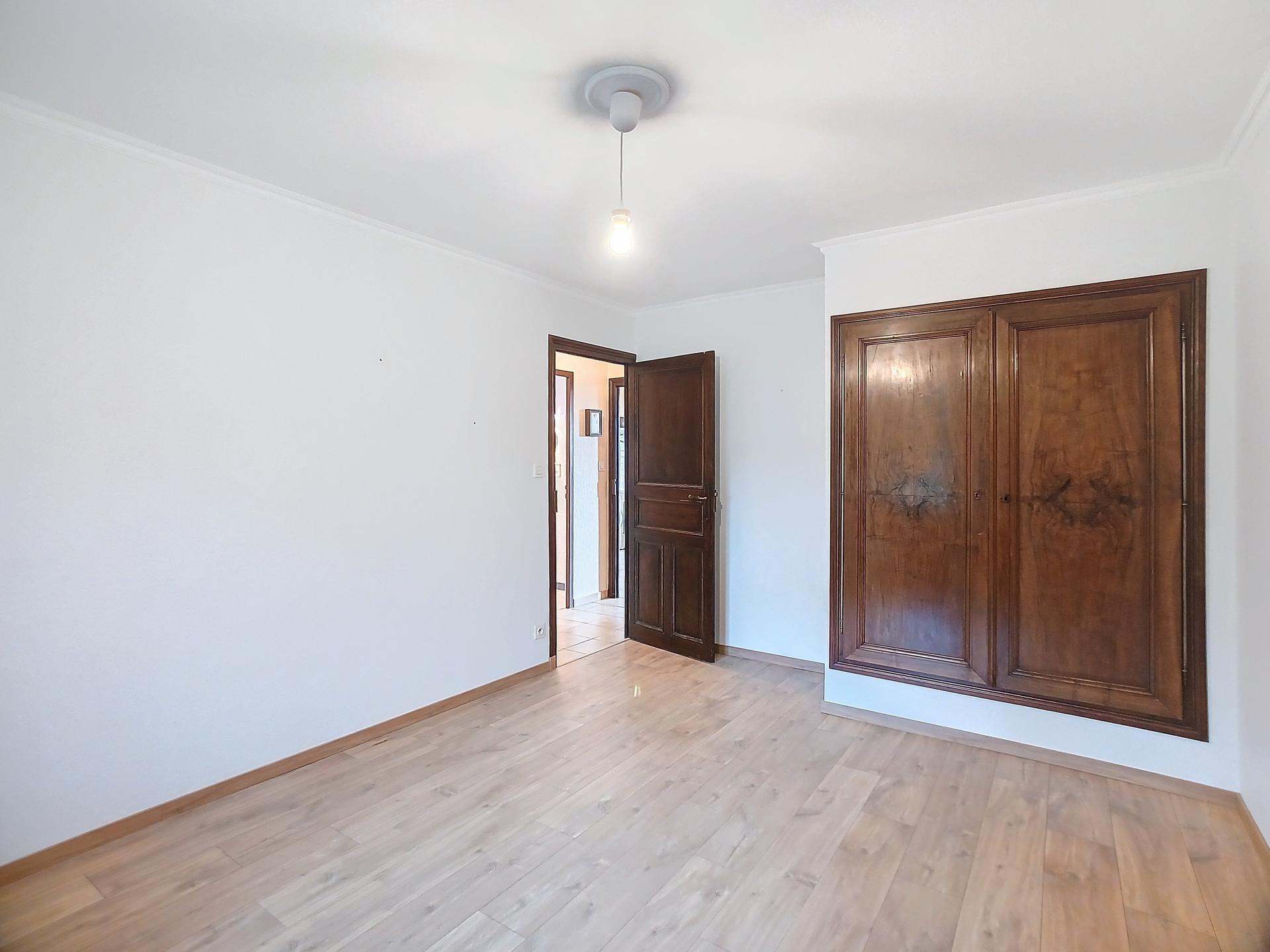 Photo 10 of the listing.