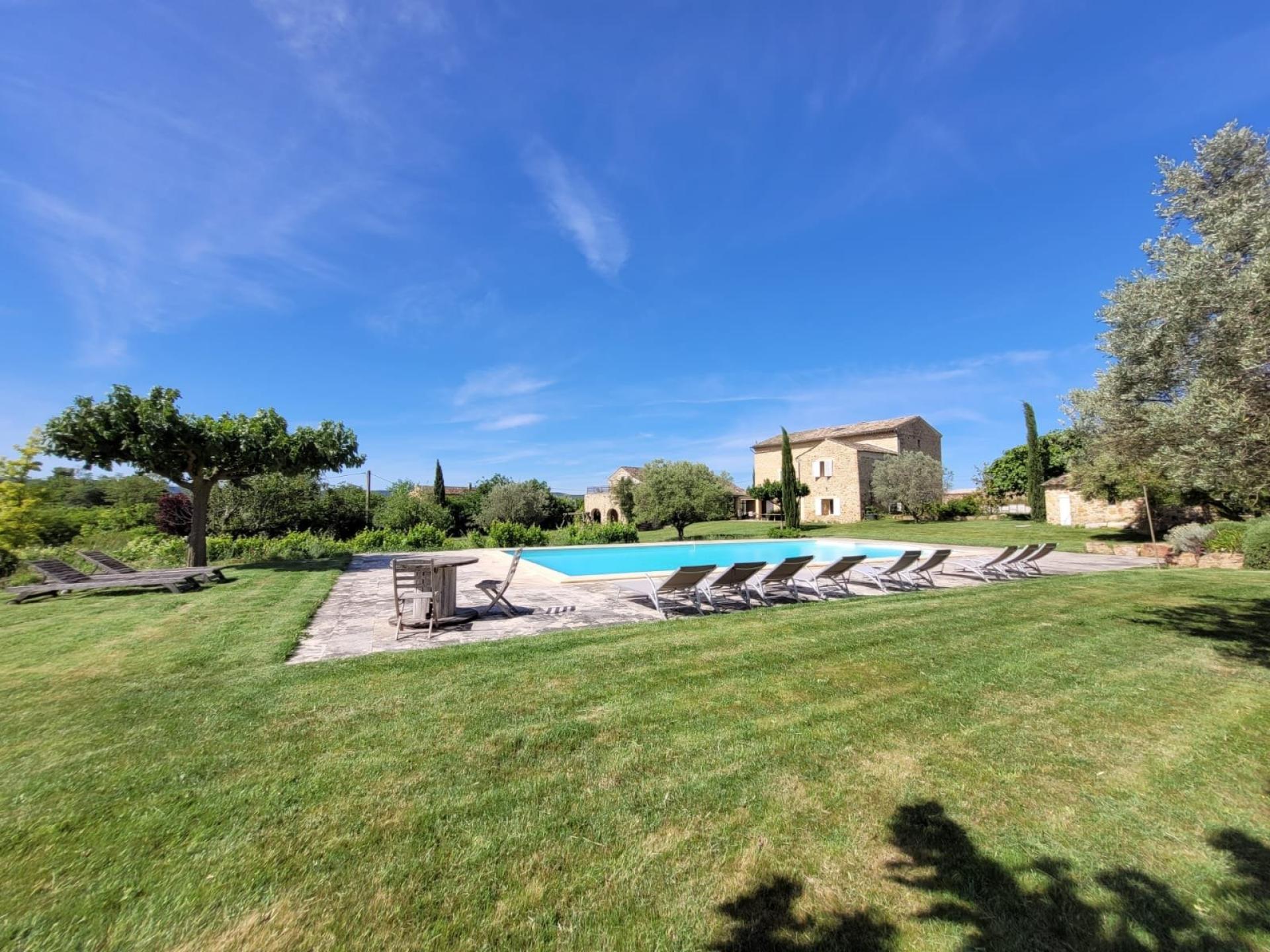 Photo 2 of the listing.