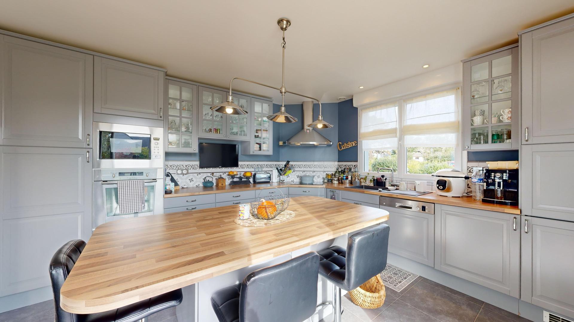 Photo 8 of the listing.