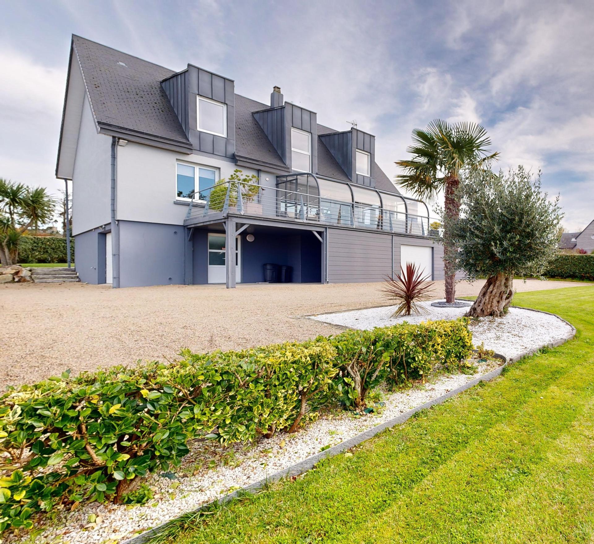 Photo 2 of the listing.