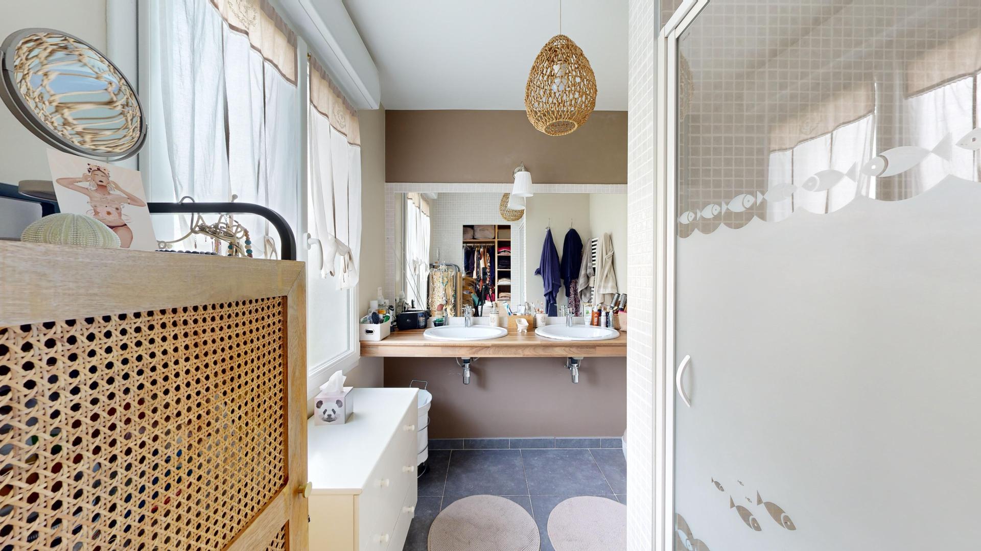 Photo 11 of the listing.