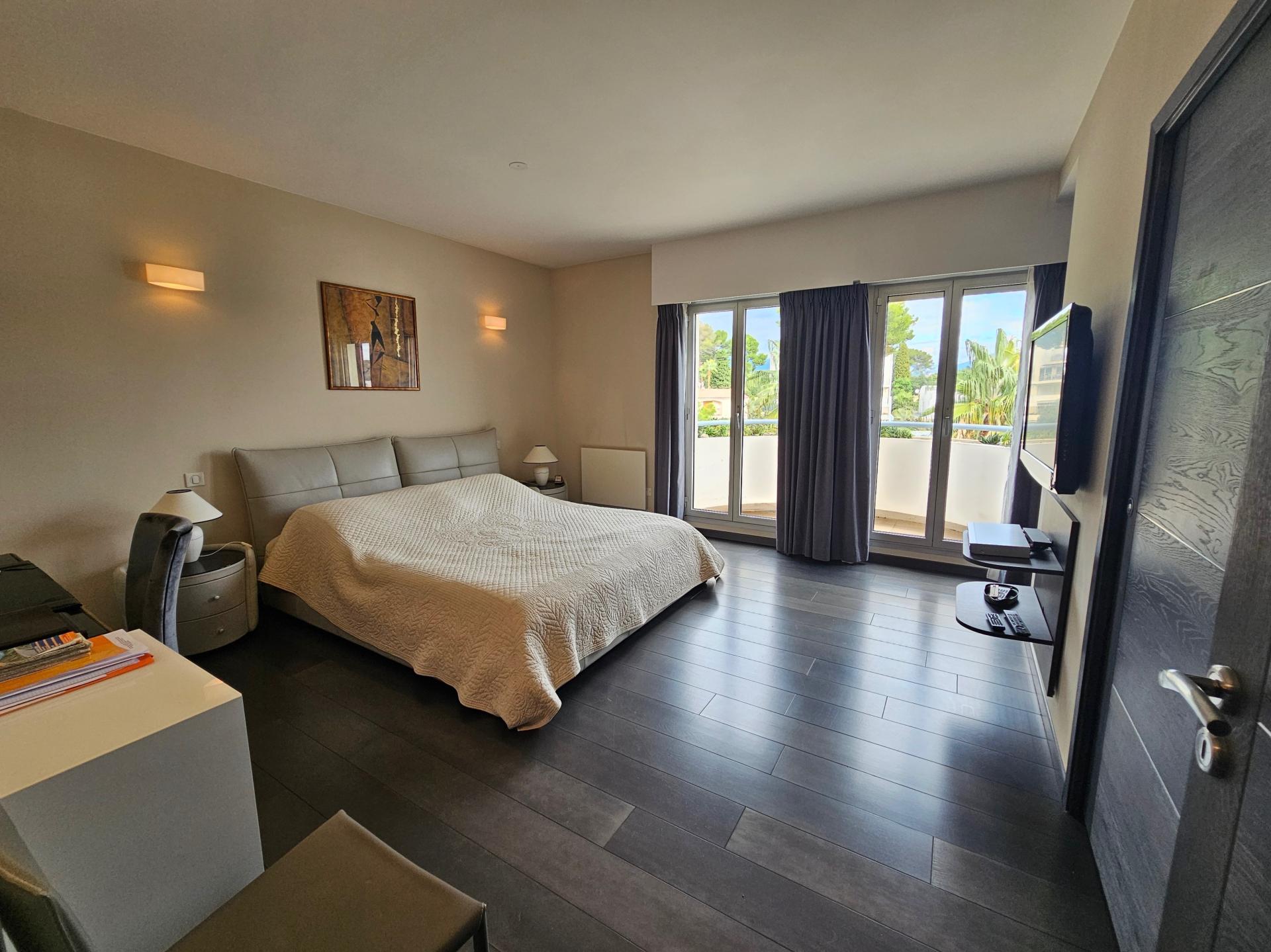 Photo 8 of the listing.