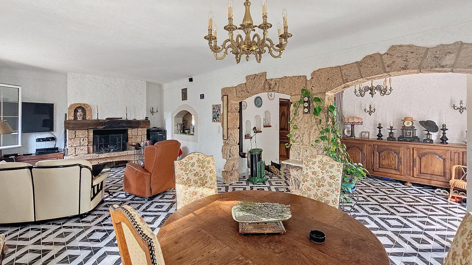 Photo 6 of the listing.