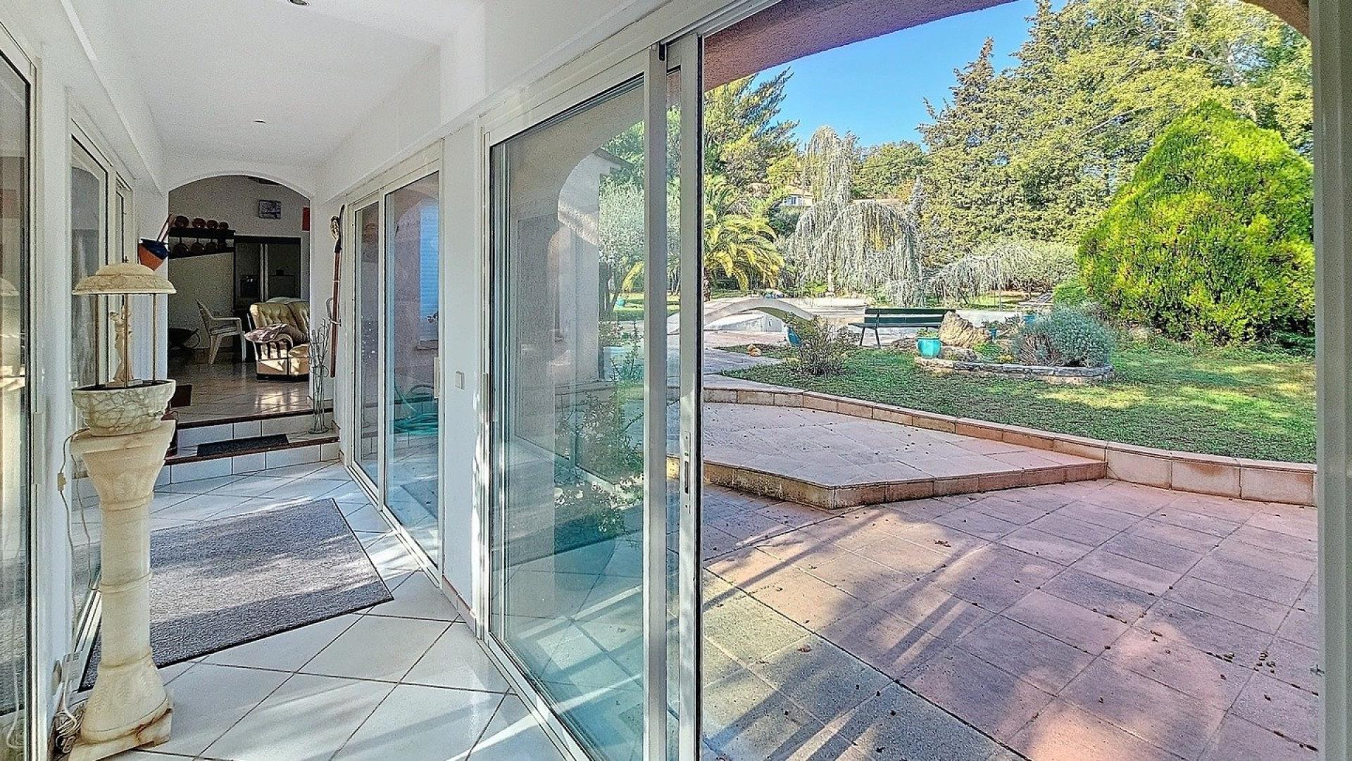 Photo 5 of the listing.