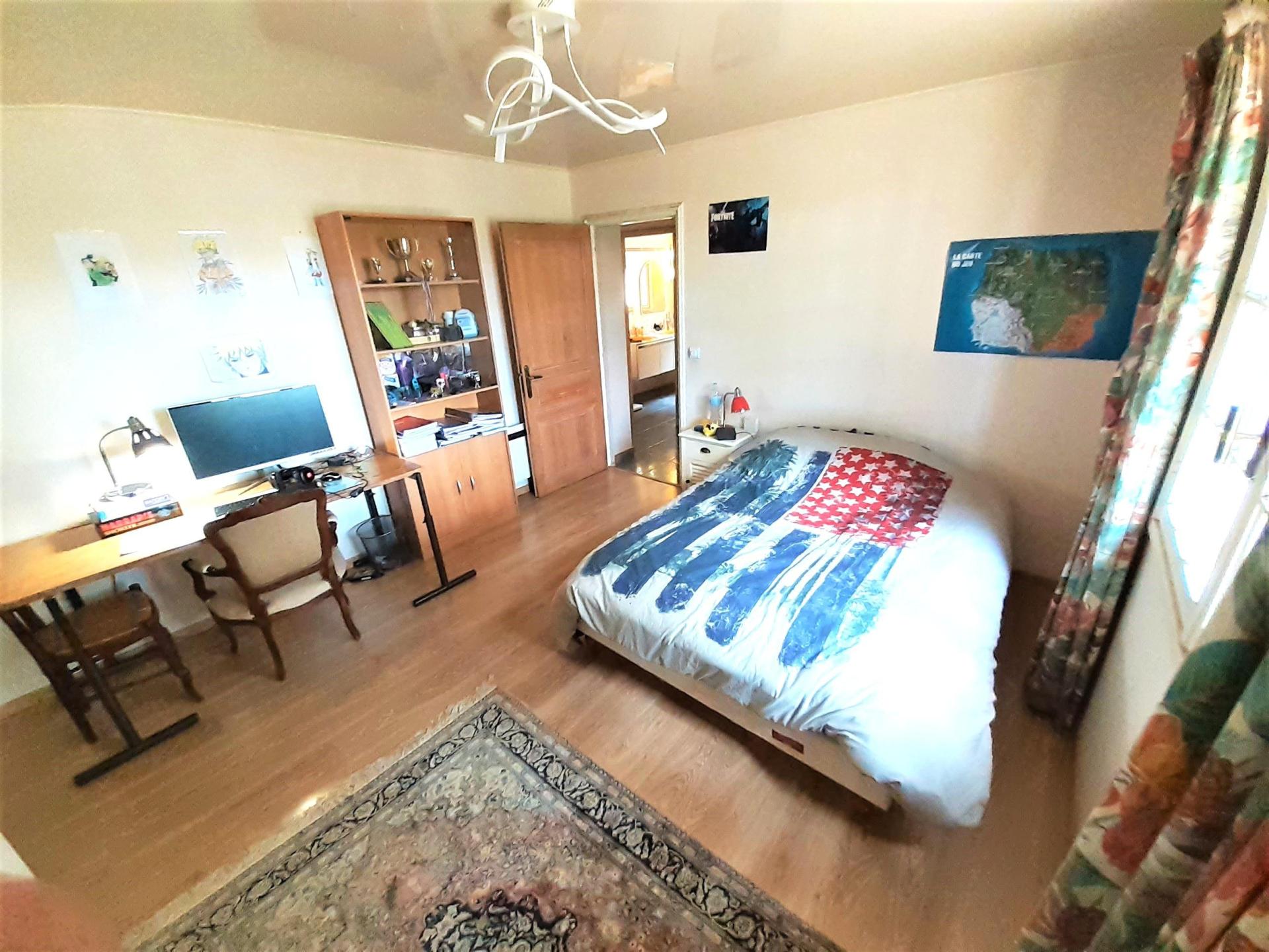 Photo 7 of the listing.