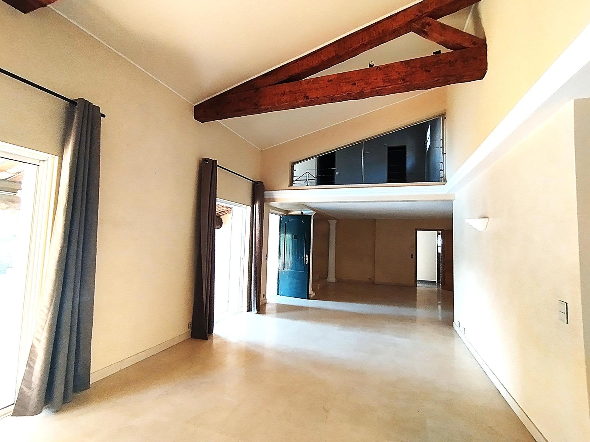 Photo 2 of the listing.