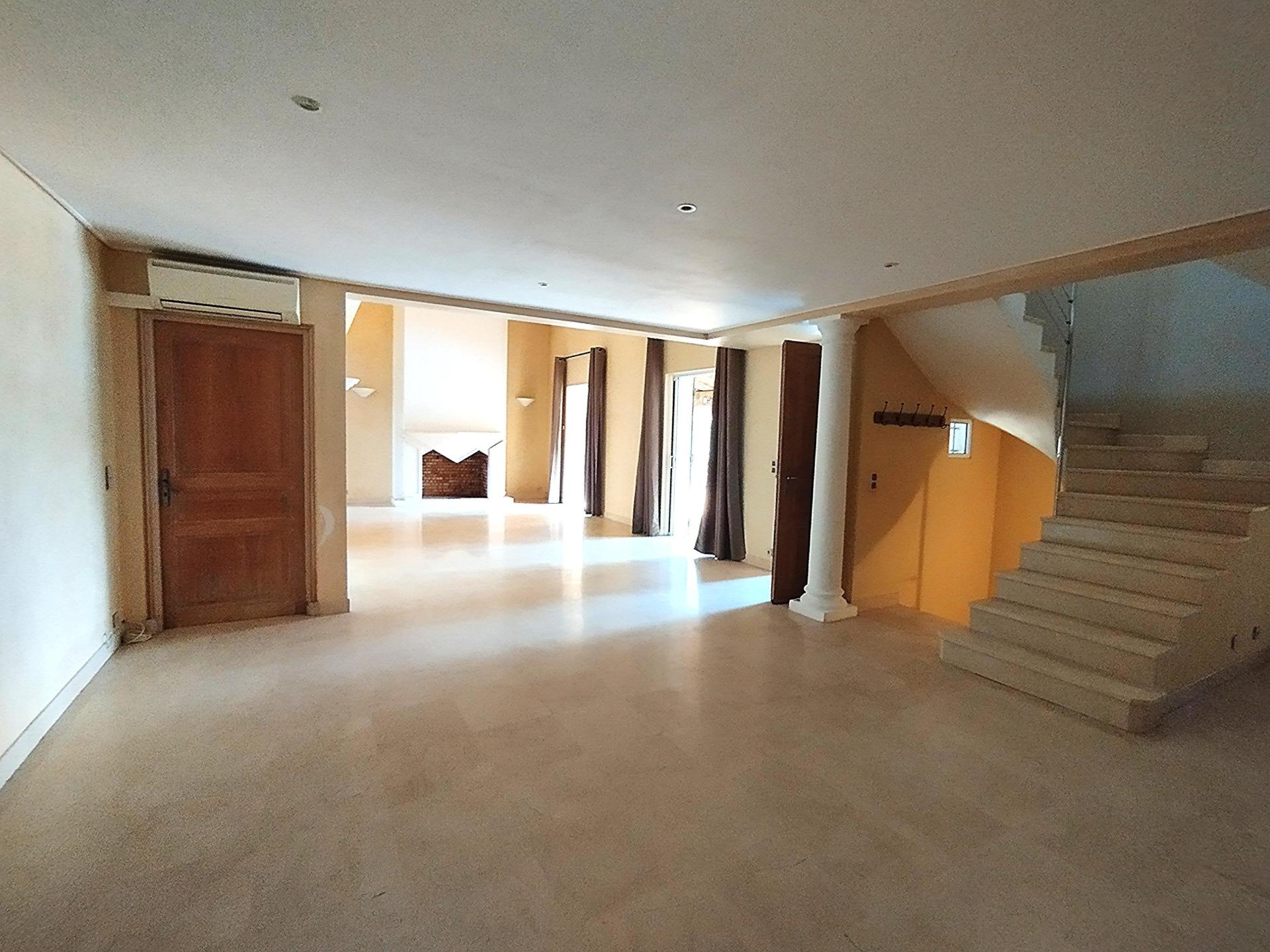 Photo 3 of the listing.