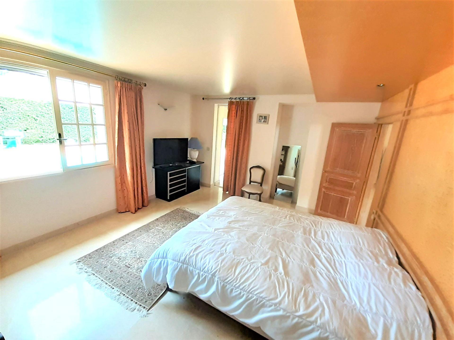 Photo 4 of the listing.