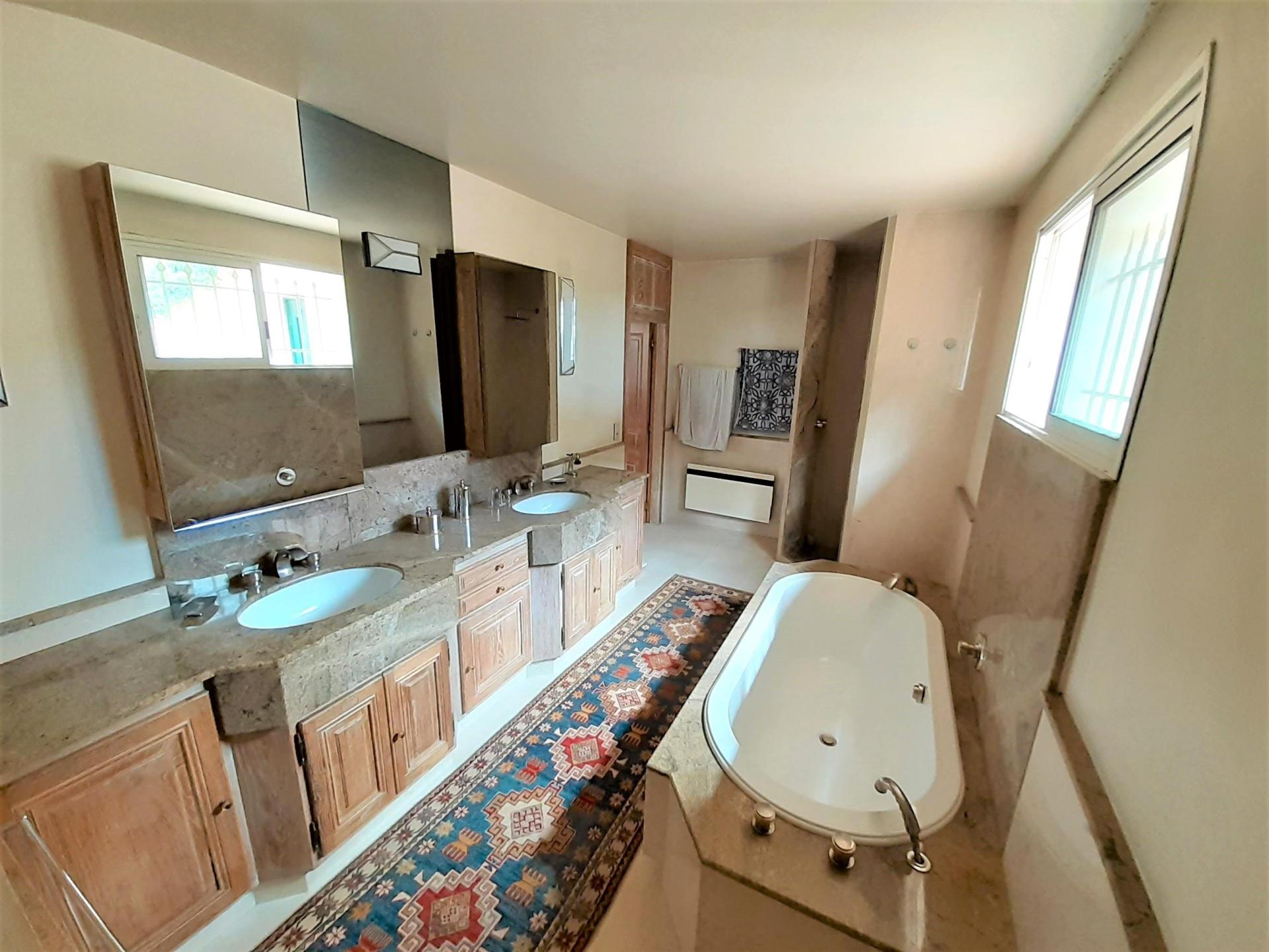 Photo 5 of the listing.