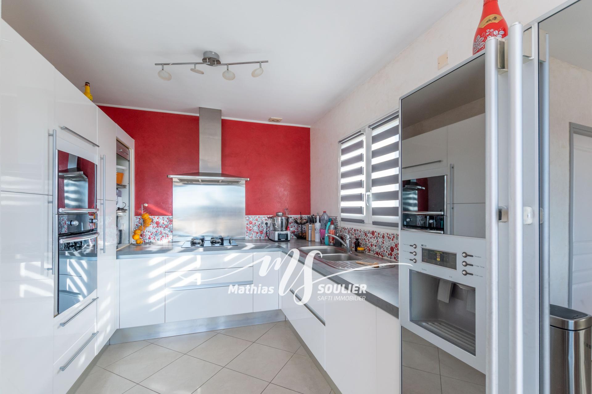 Photo 7 of the listing.