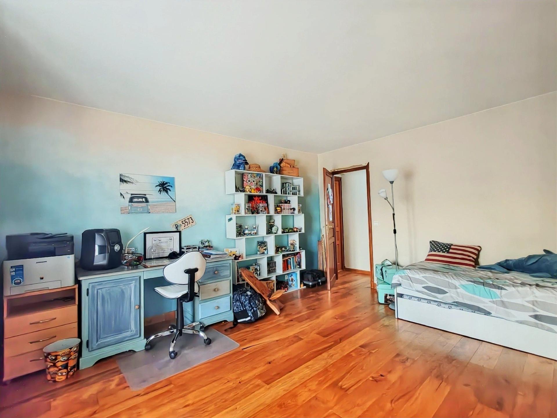 Photo 10 of the listing.