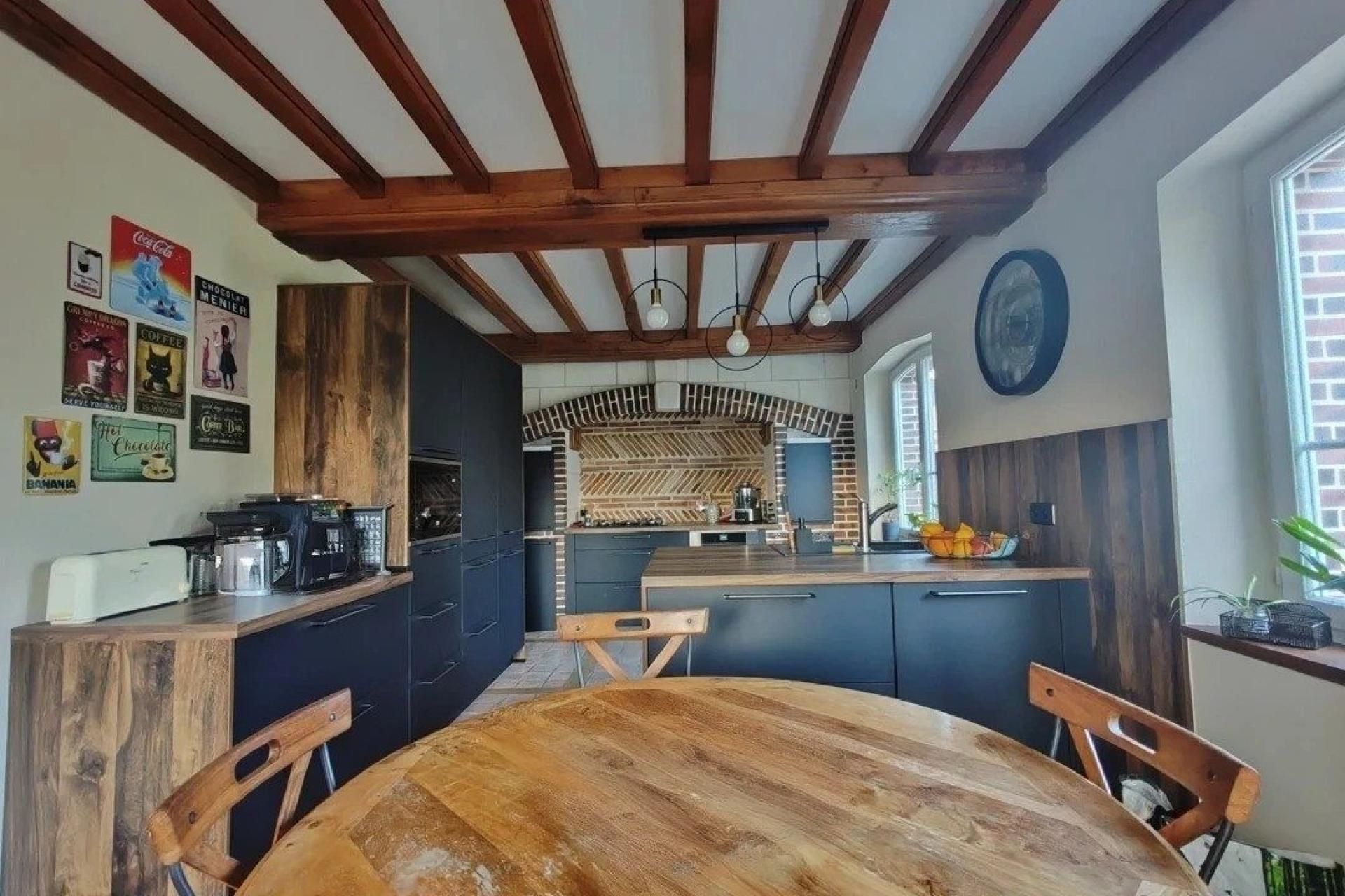 Photo 6 of the listing.