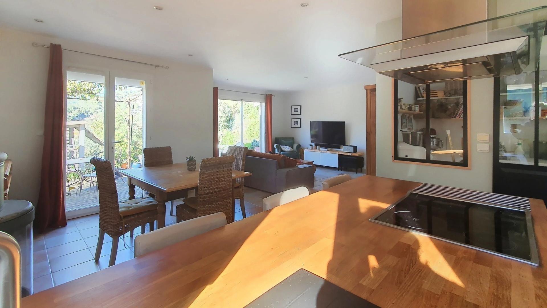 Photo 5 of the listing.