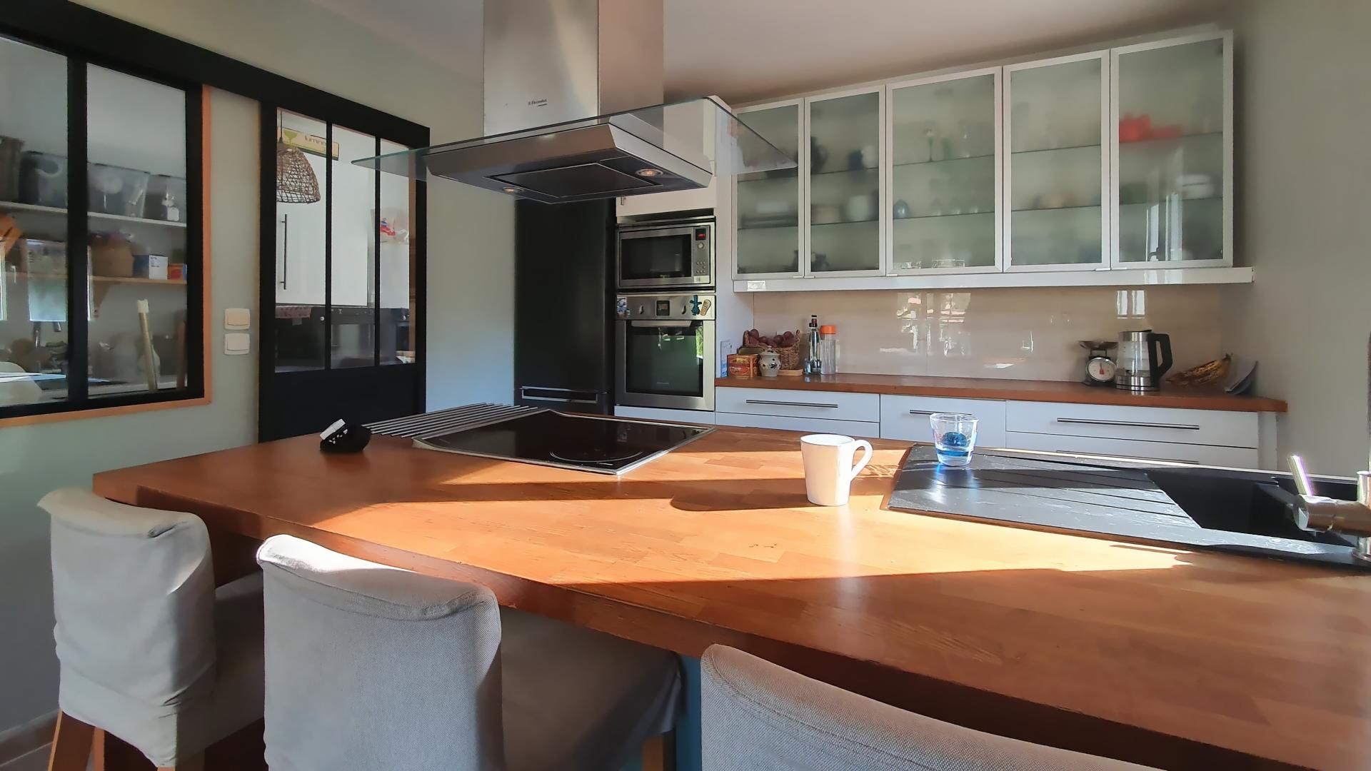 Photo 6 of the listing.