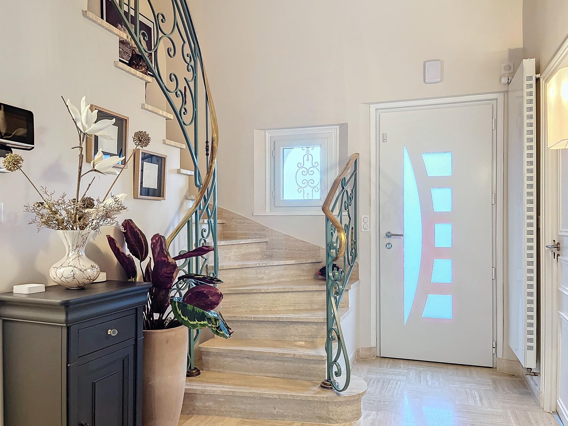 Photo 5 of the listing.