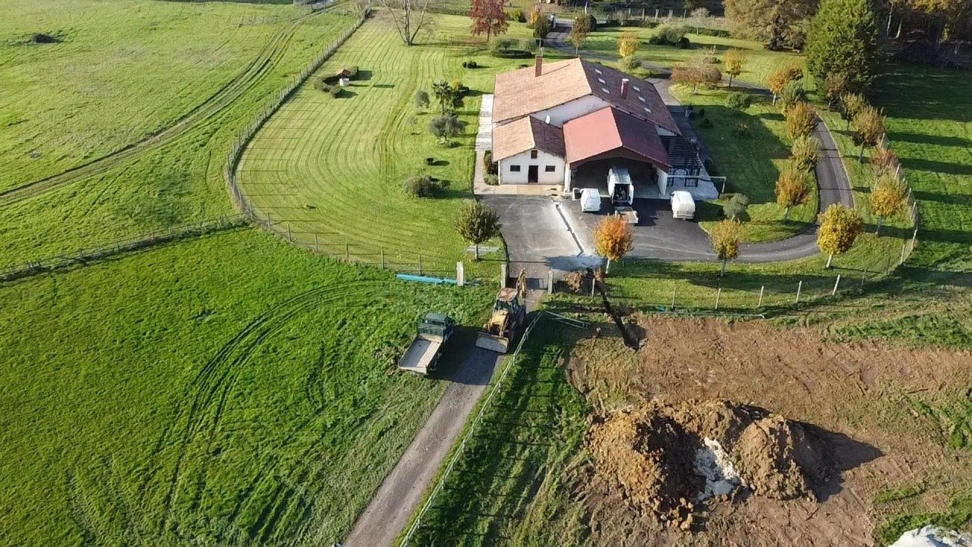 Photo 2 of the listing.