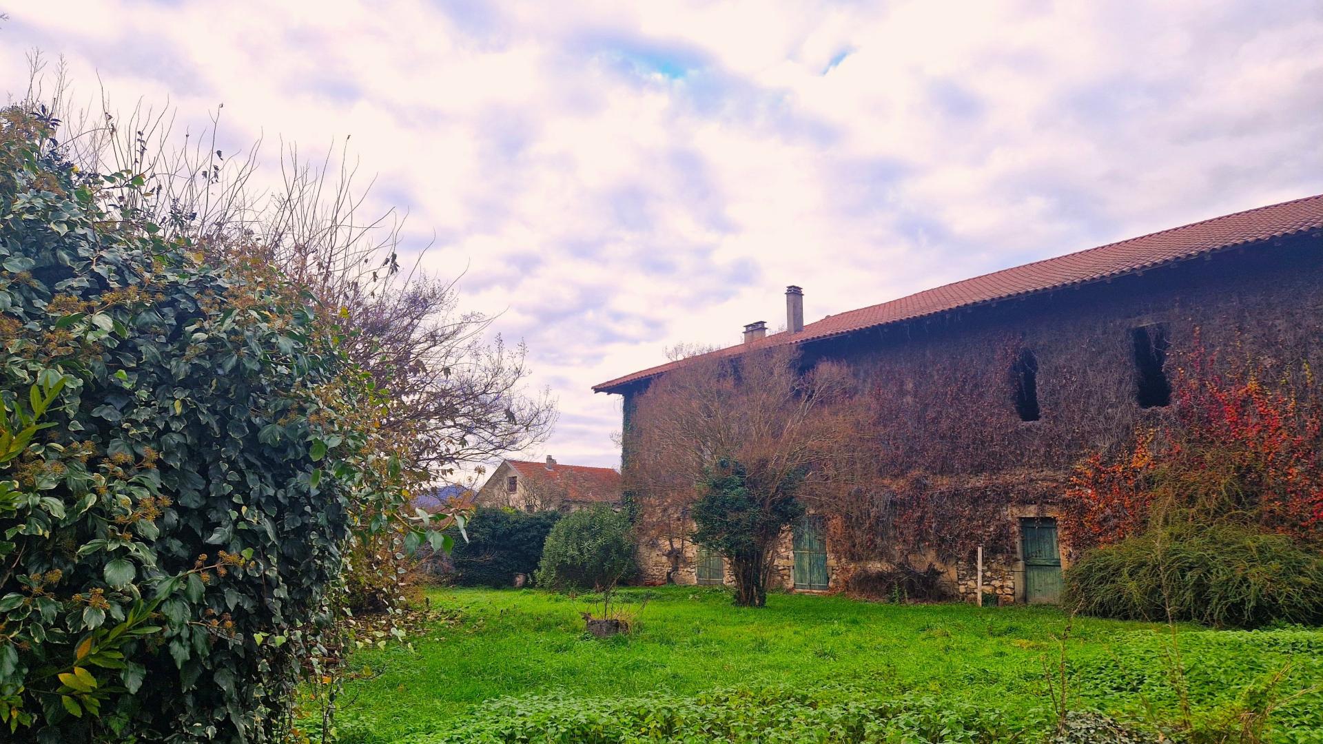 Photo 2 of the listing.