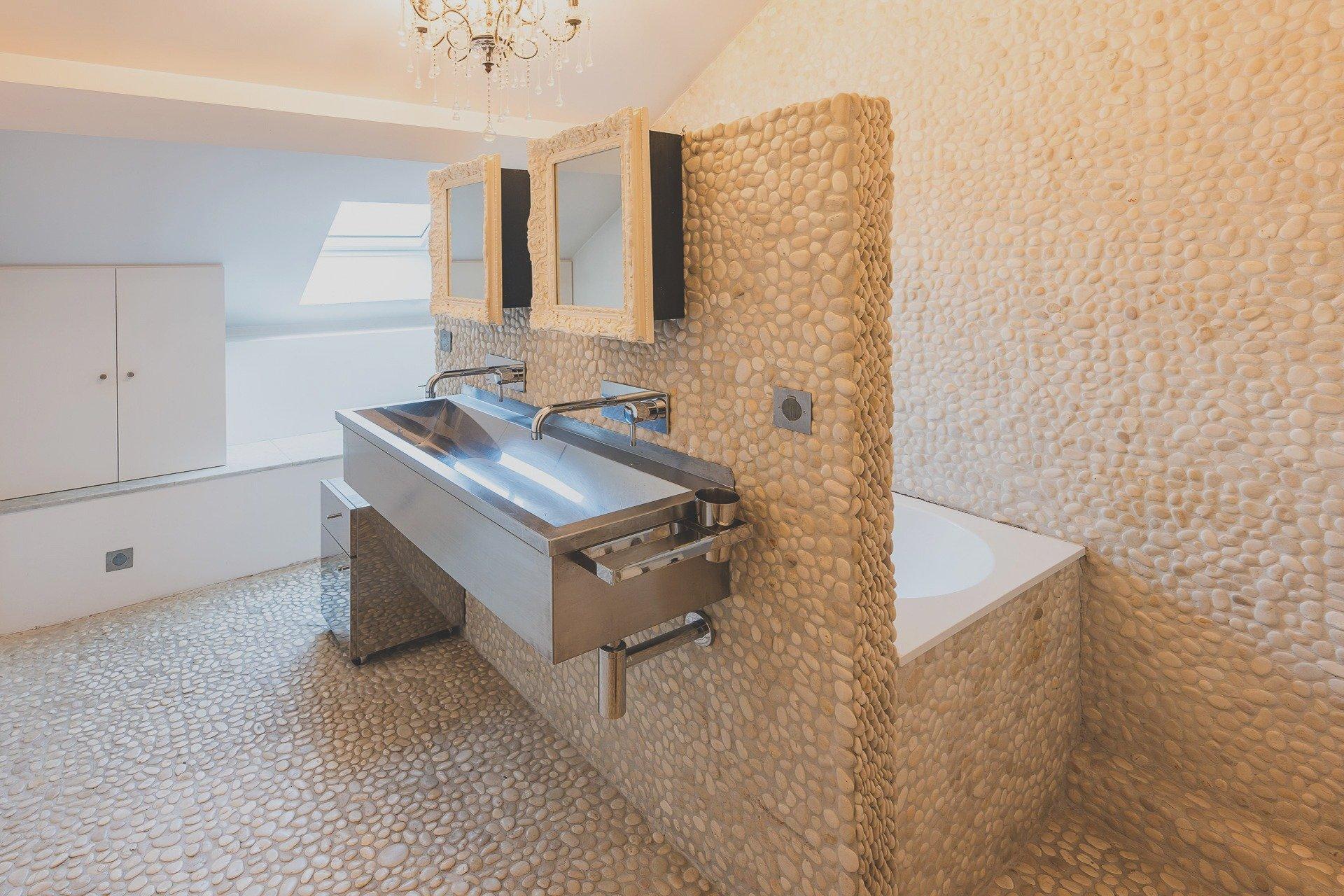 Photo 14 of the listing.