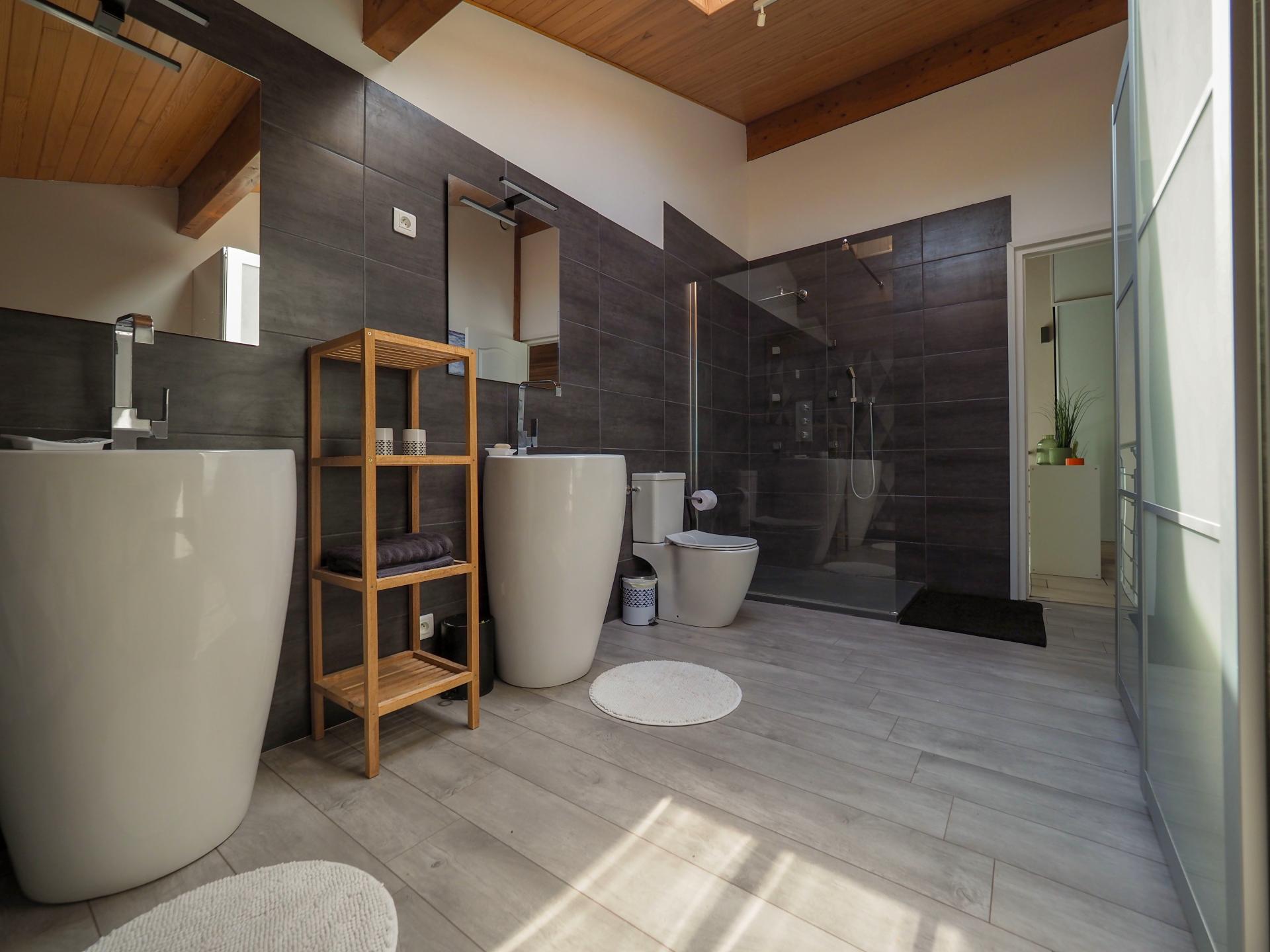 Photo 8 of the listing.