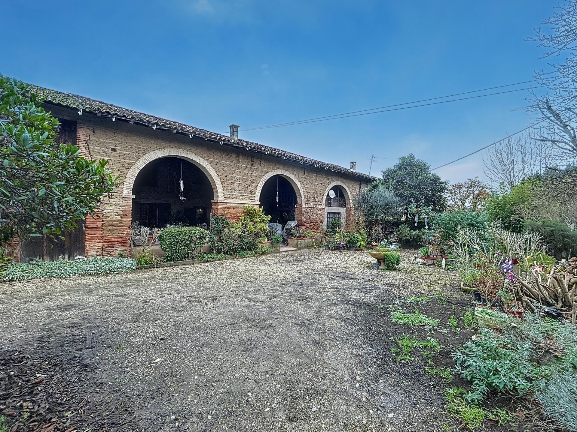 Photo 2 of the listing.