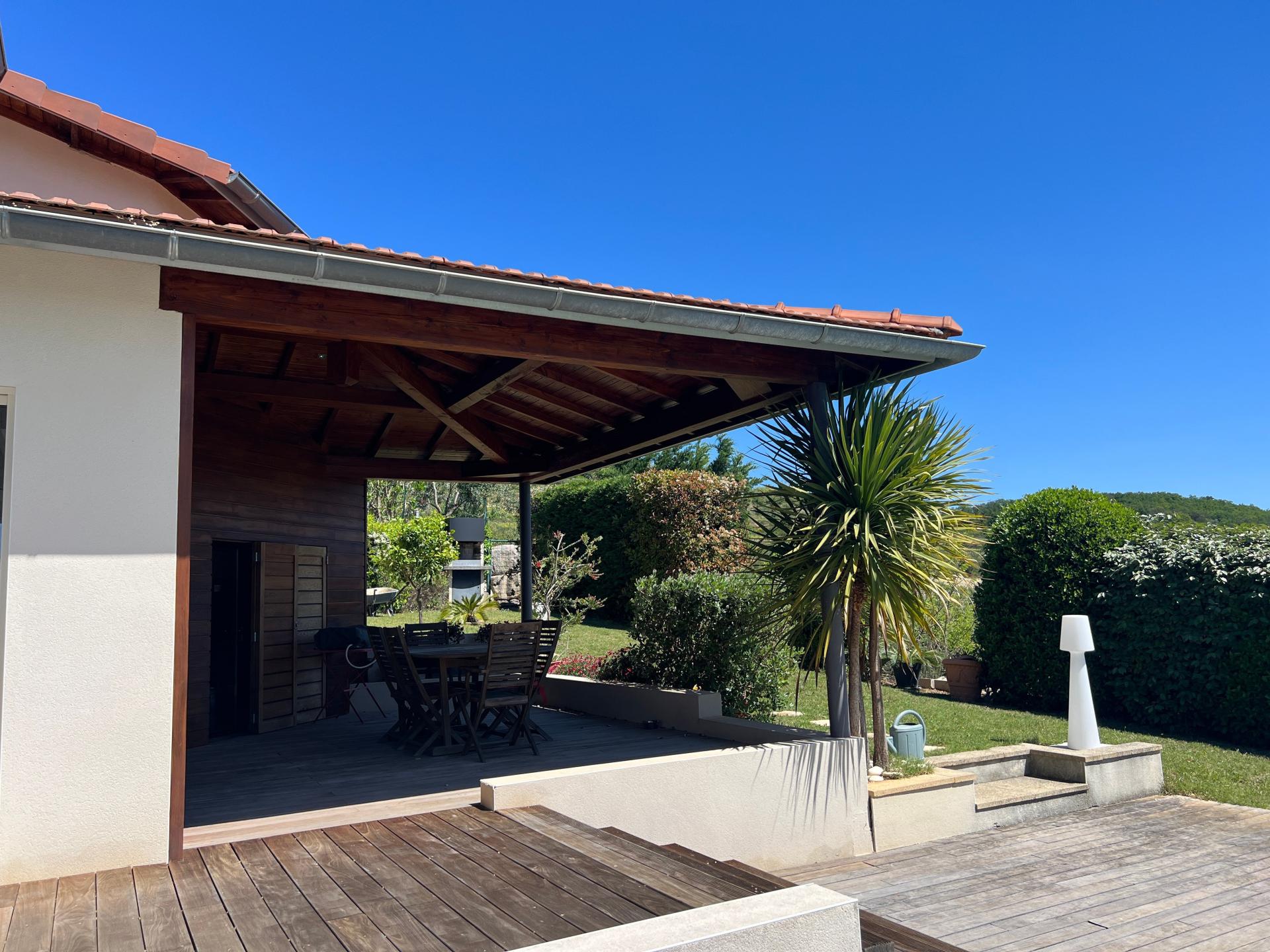 Photo 2 of the listing.