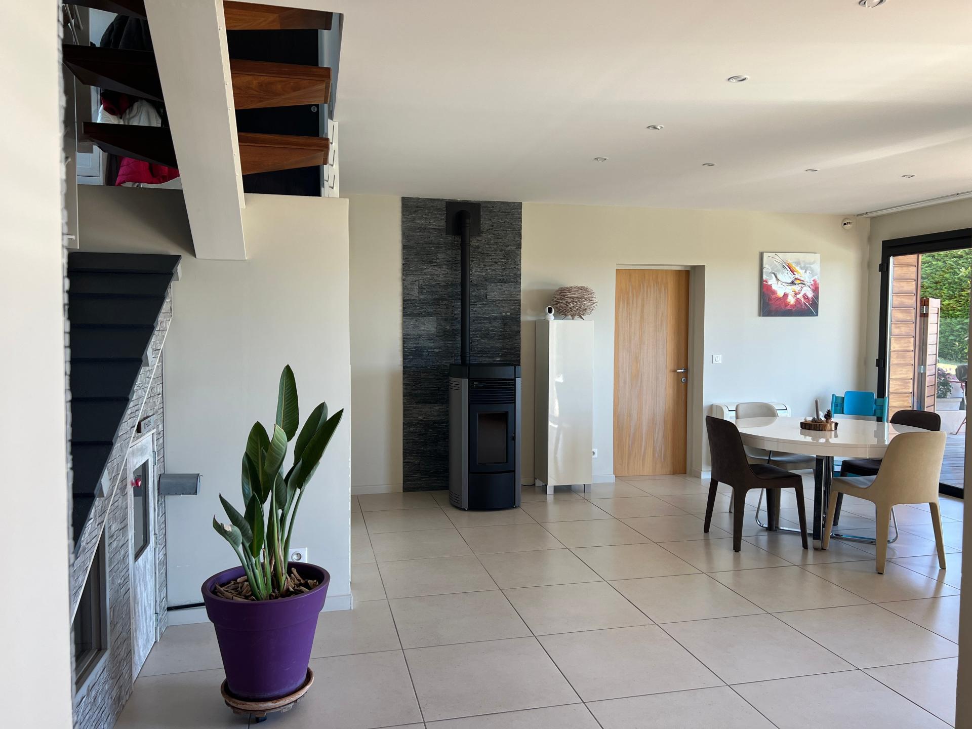 Photo 4 of the listing.