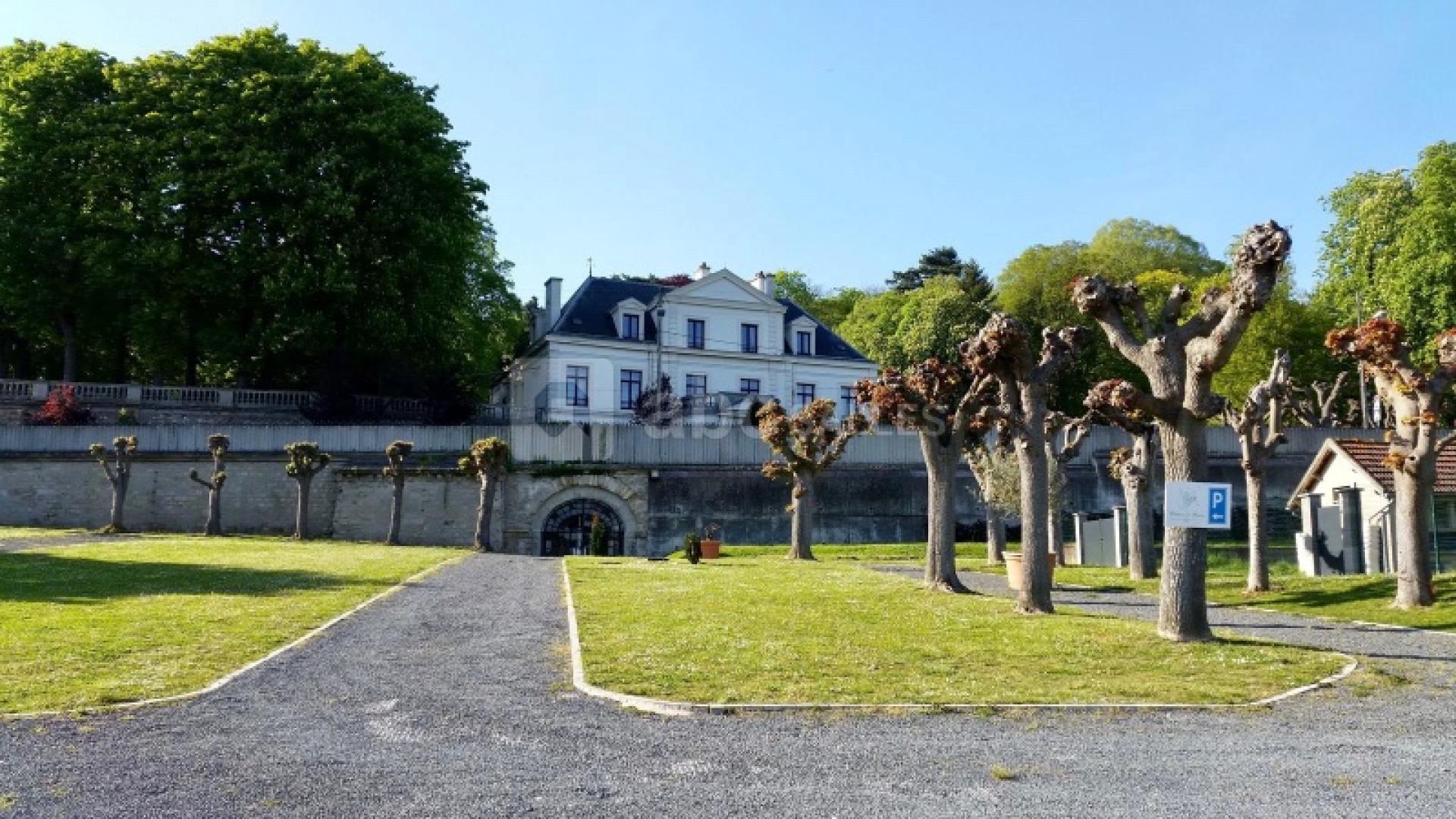 Photo 8 of the listing.