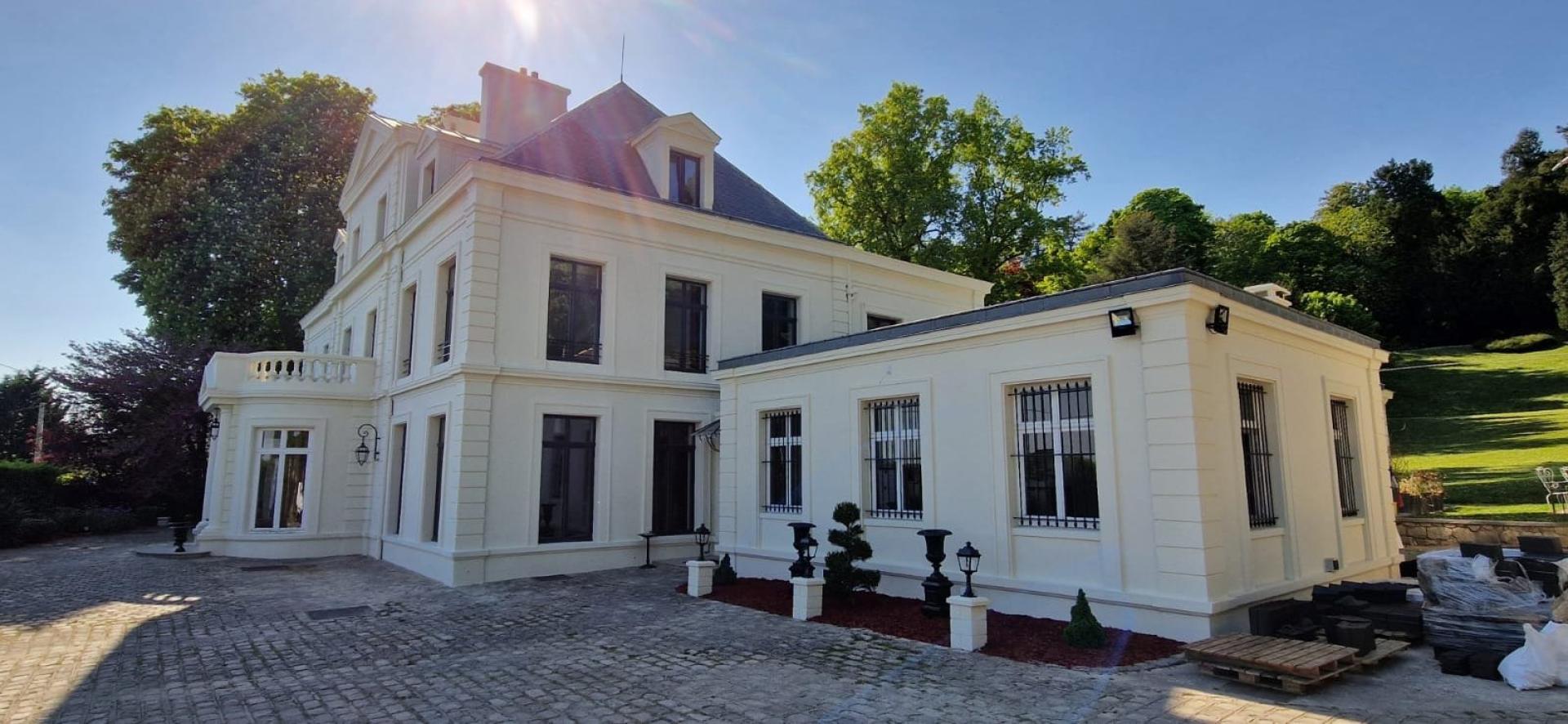 Photo 2 of the listing.