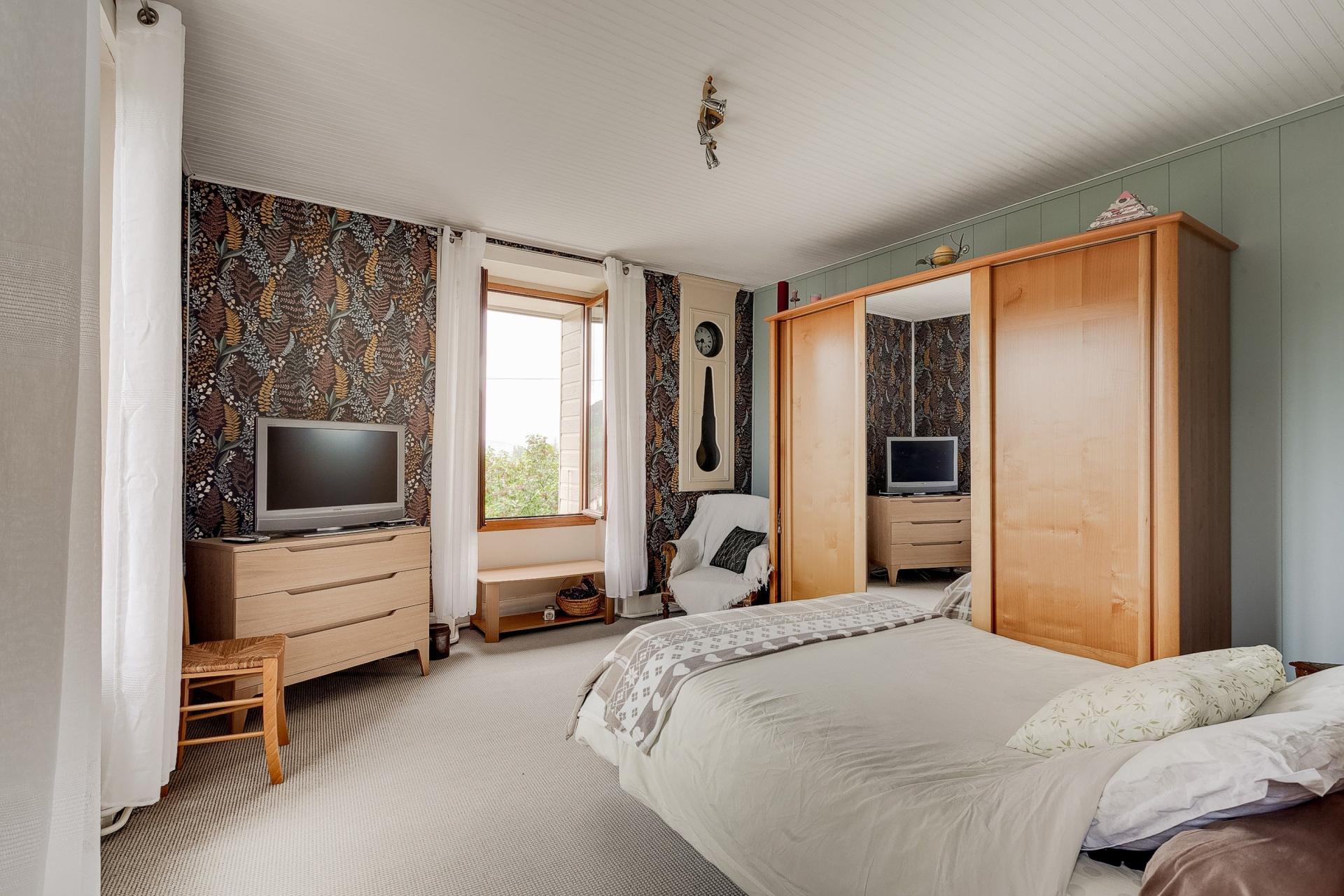 Photo 6 of the listing.